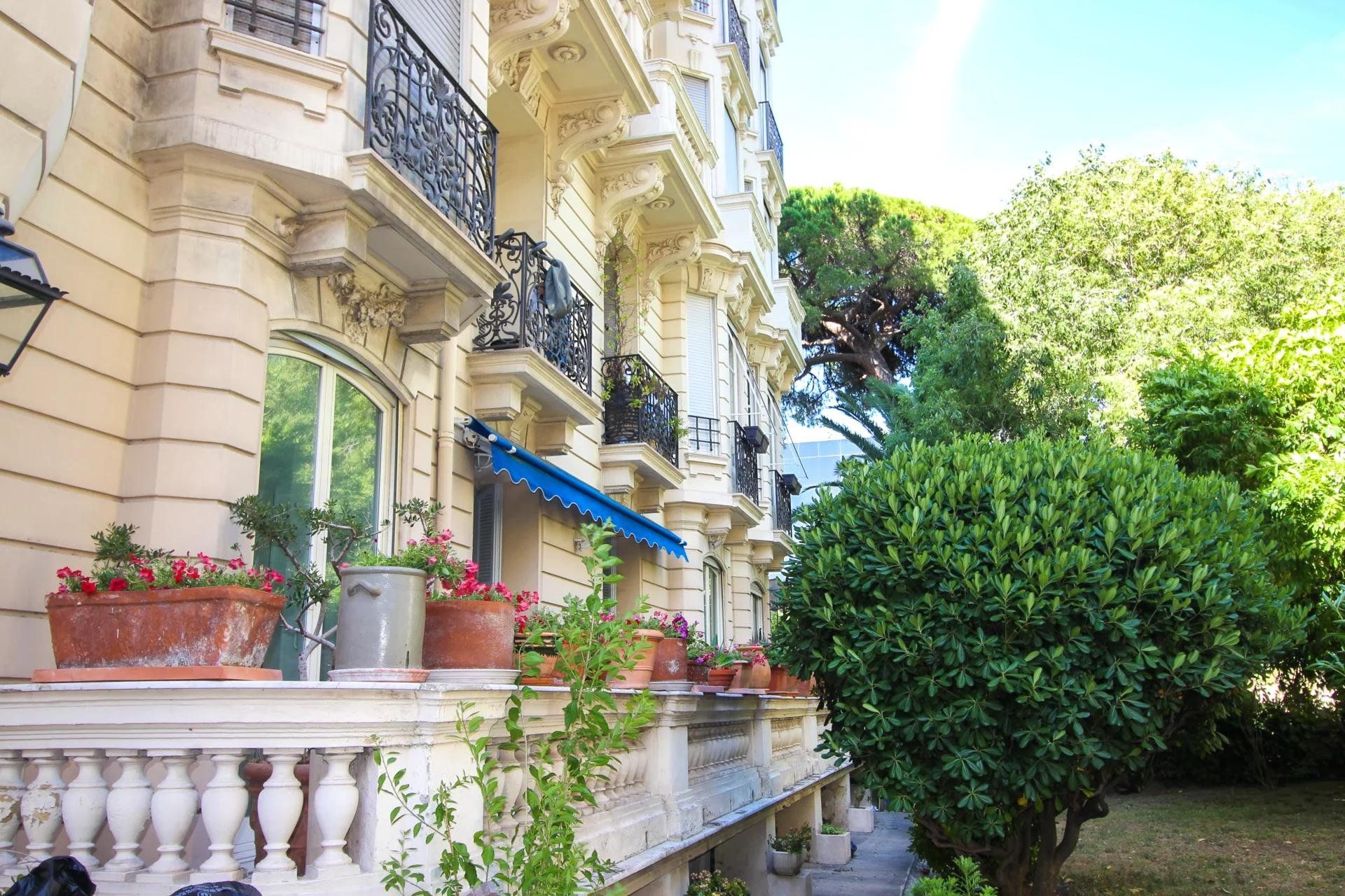 Osakehuoneisto sisään Nice Promenade Des Anglais,  10029717