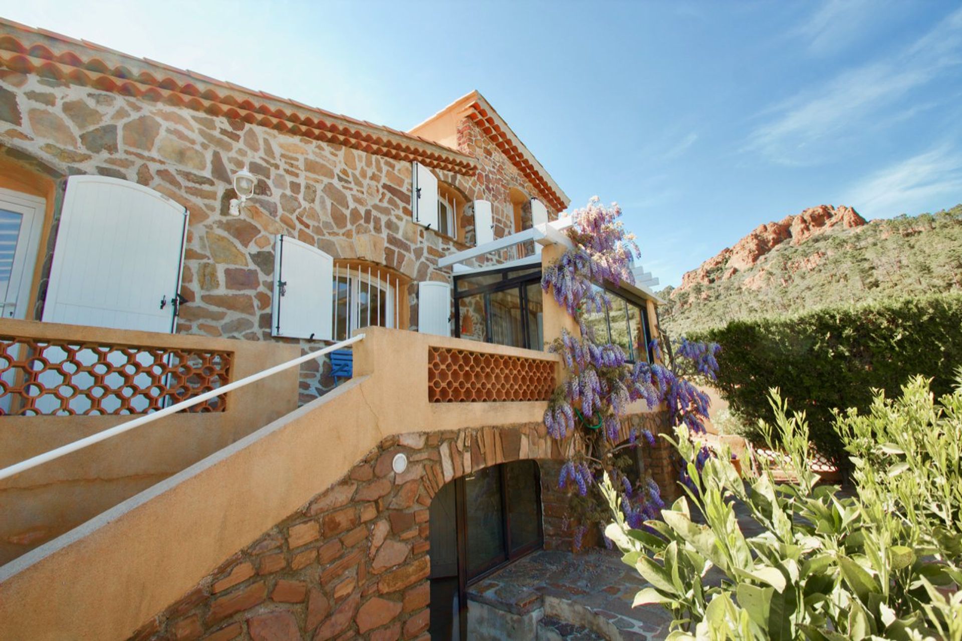 بيت في Spacious Villa With Separate Guest House On The Mediterranean And Esterel Mountains,  10029722