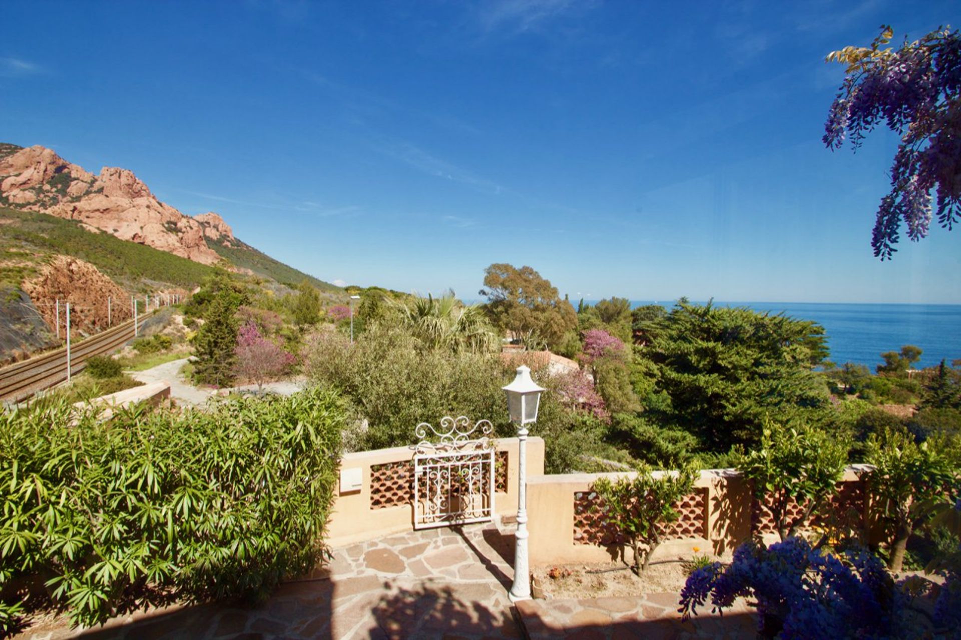 بيت في Spacious Villa With Separate Guest House On The Mediterranean And Esterel Mountains,  10029722