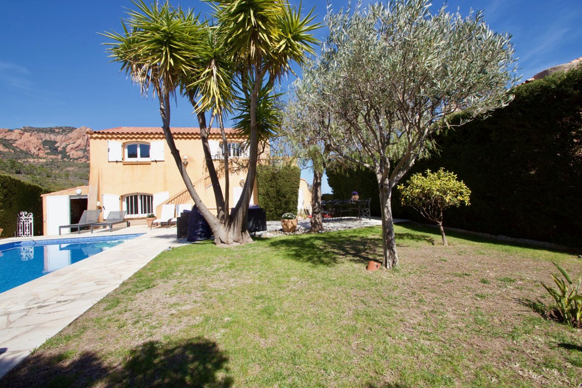 بيت في Spacious Villa With Separate Guest House On The Mediterranean And Esterel Mountains,  10029722