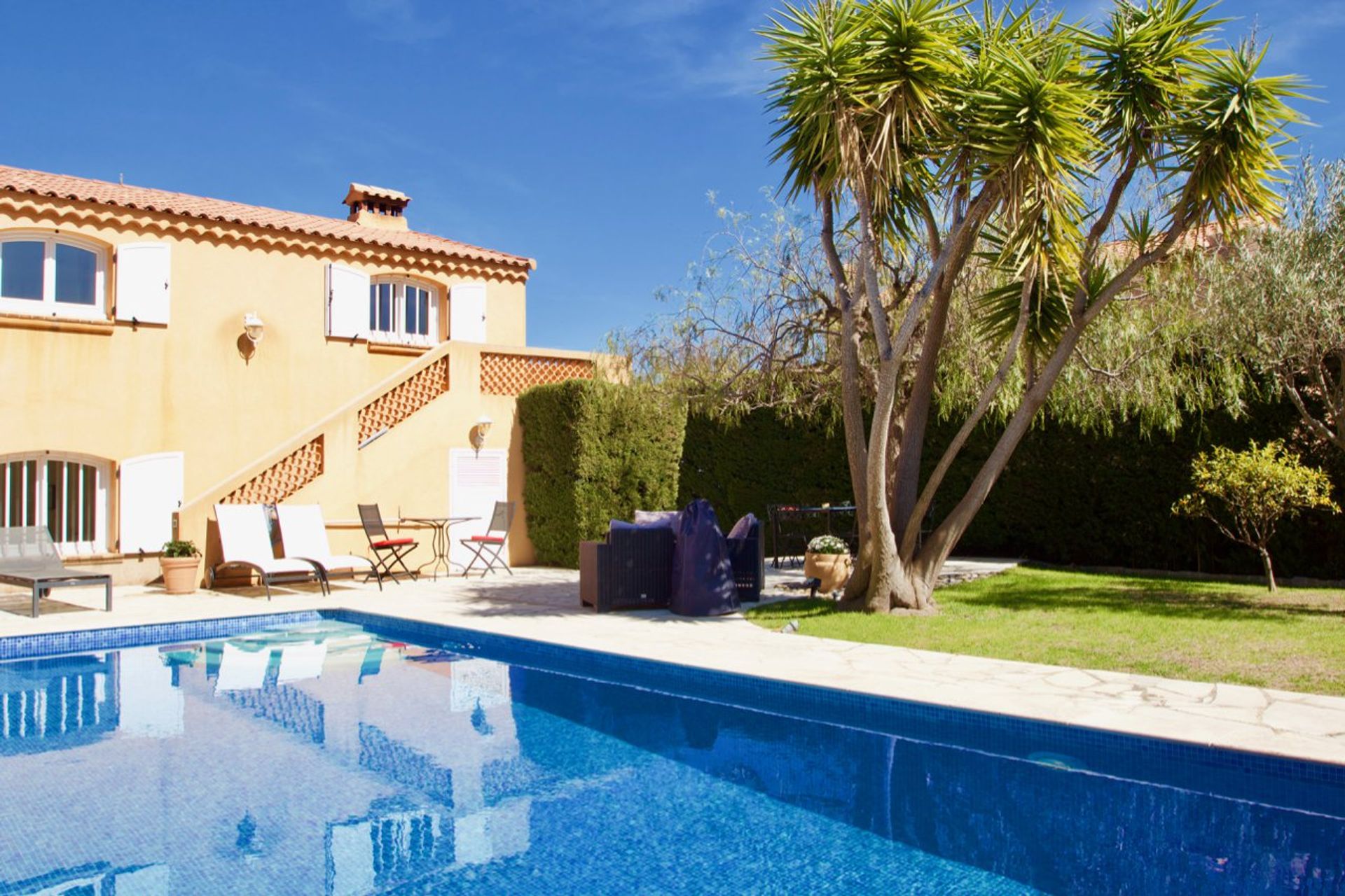 بيت في Spacious Villa With Separate Guest House On The Mediterranean And Esterel Mountains,  10029722