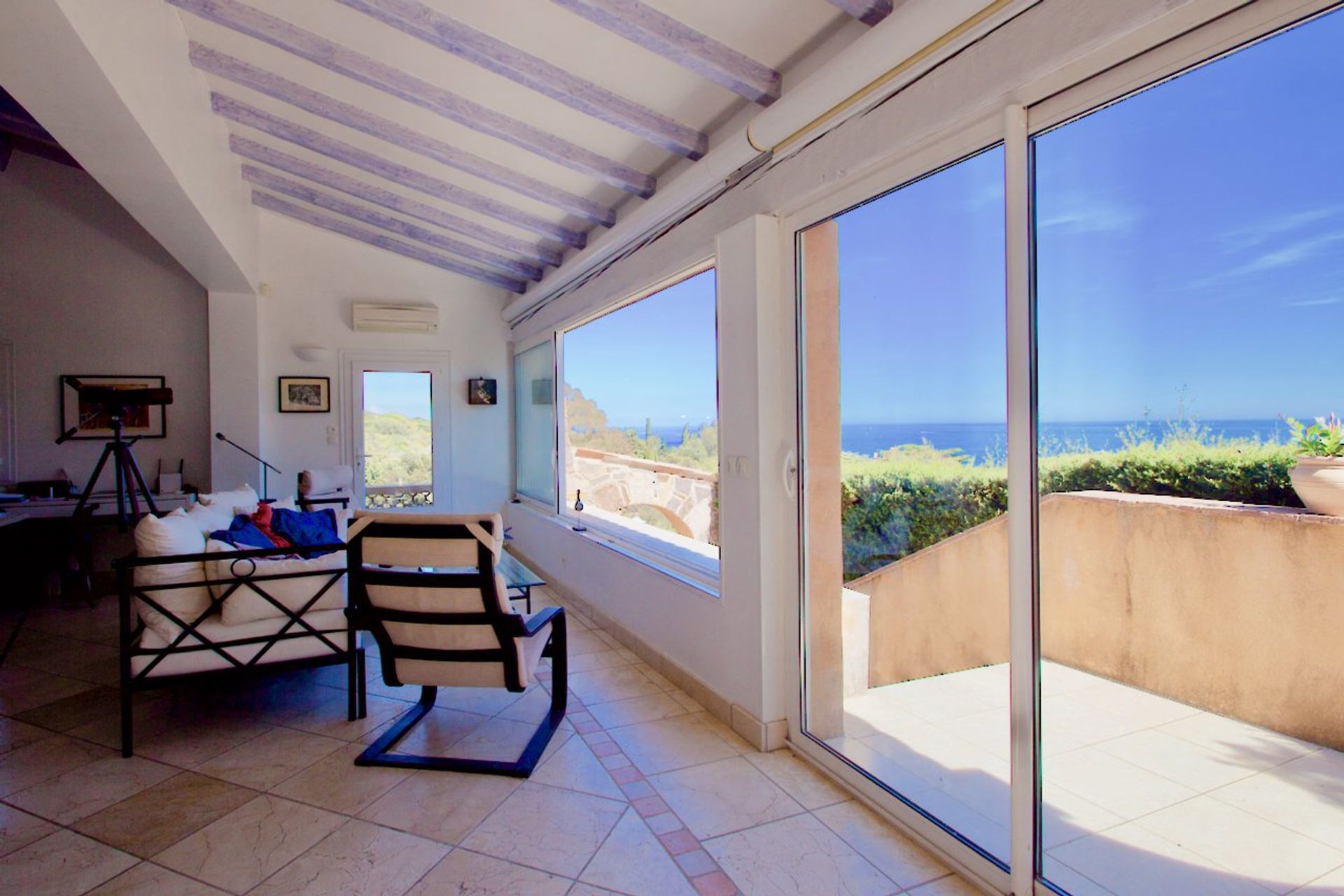 بيت في Spacious Villa With Separate Guest House On The Mediterranean And Esterel Mountains,  10029722