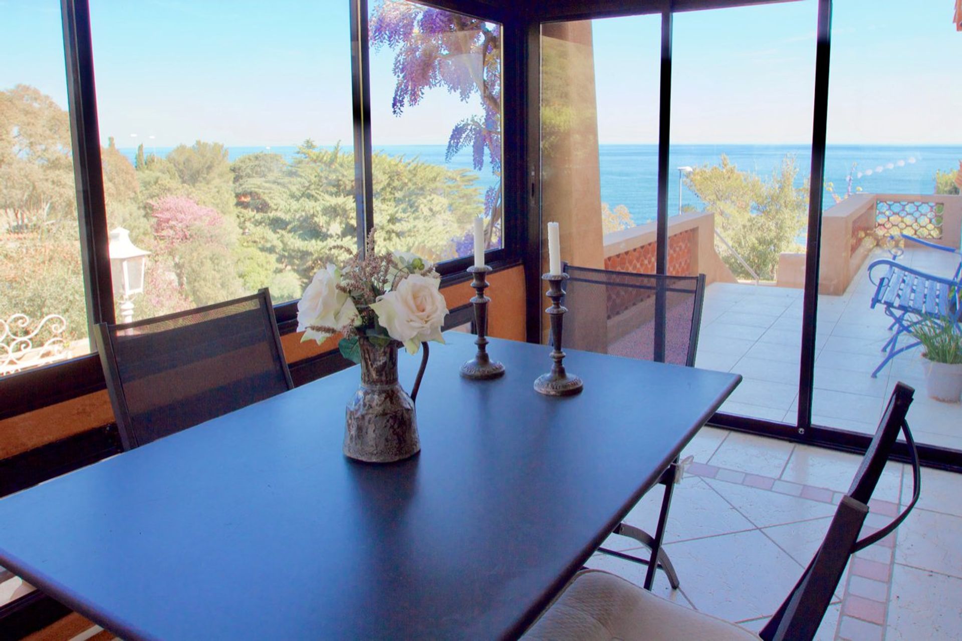 بيت في Spacious Villa With Separate Guest House On The Mediterranean And Esterel Mountains,  10029722