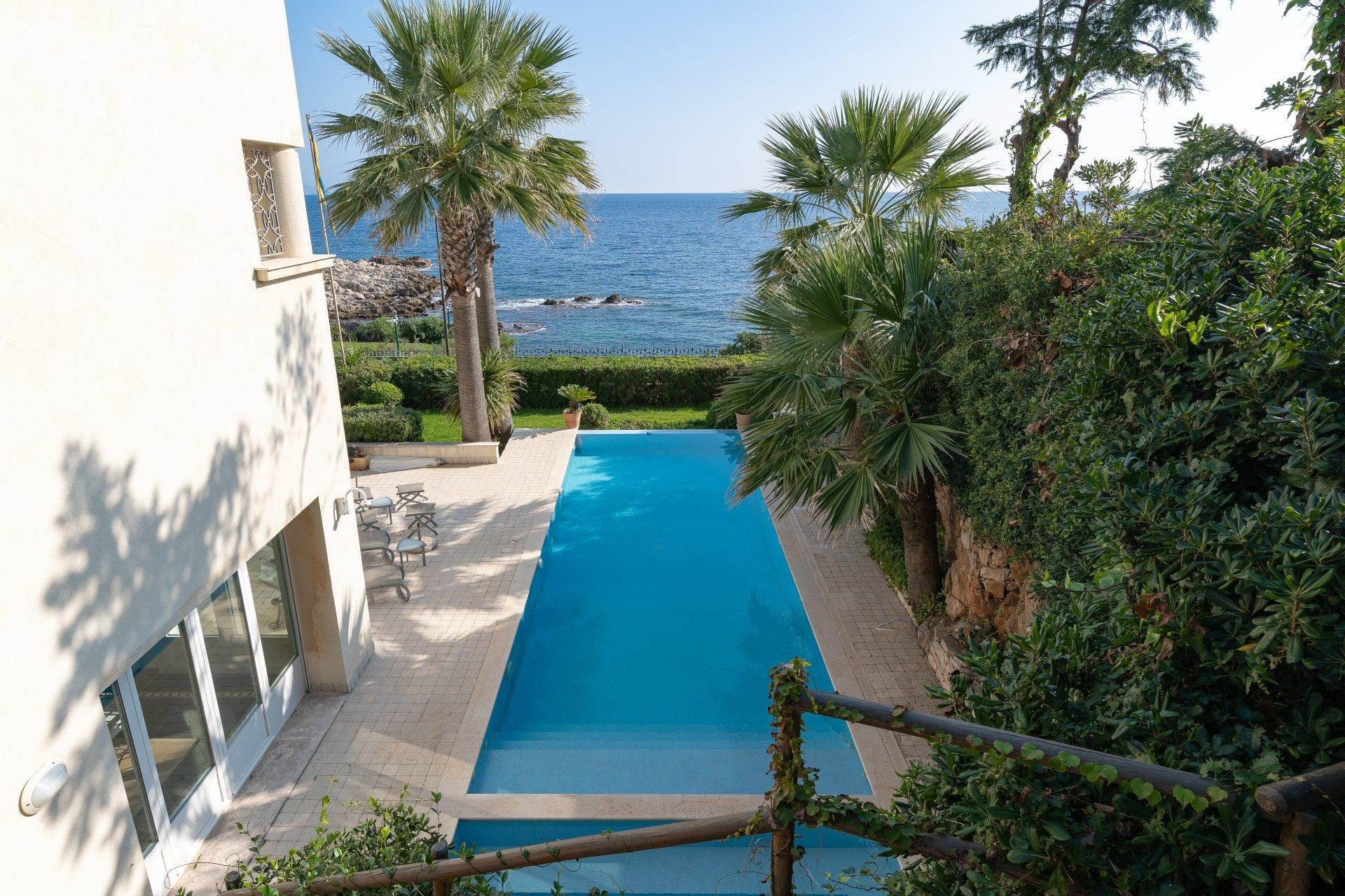 House in Antibes, Provence-Alpes-Cote d'Azur 10029875