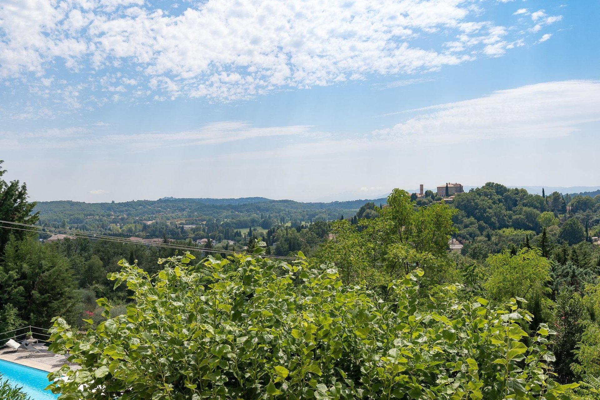 آخر في Chateauneuf,  10030199