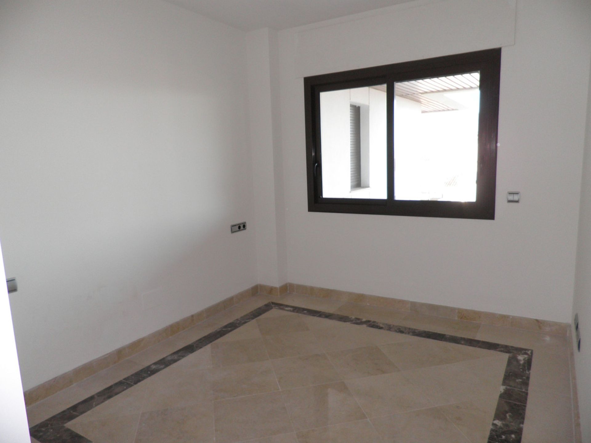 Condominium in Castillo de Sabinillas, Andalusië 10036934