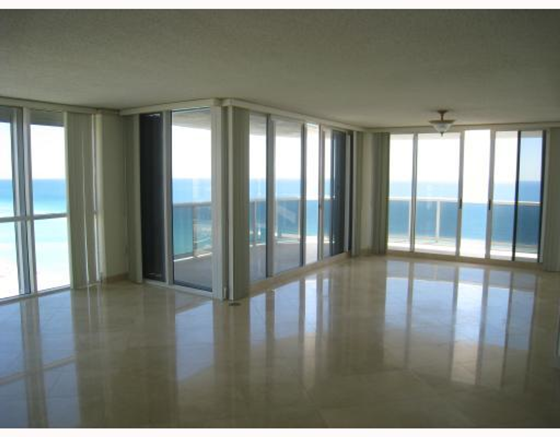 Osakehuoneisto sisään Sunny Isles Beach, Florida 10042511