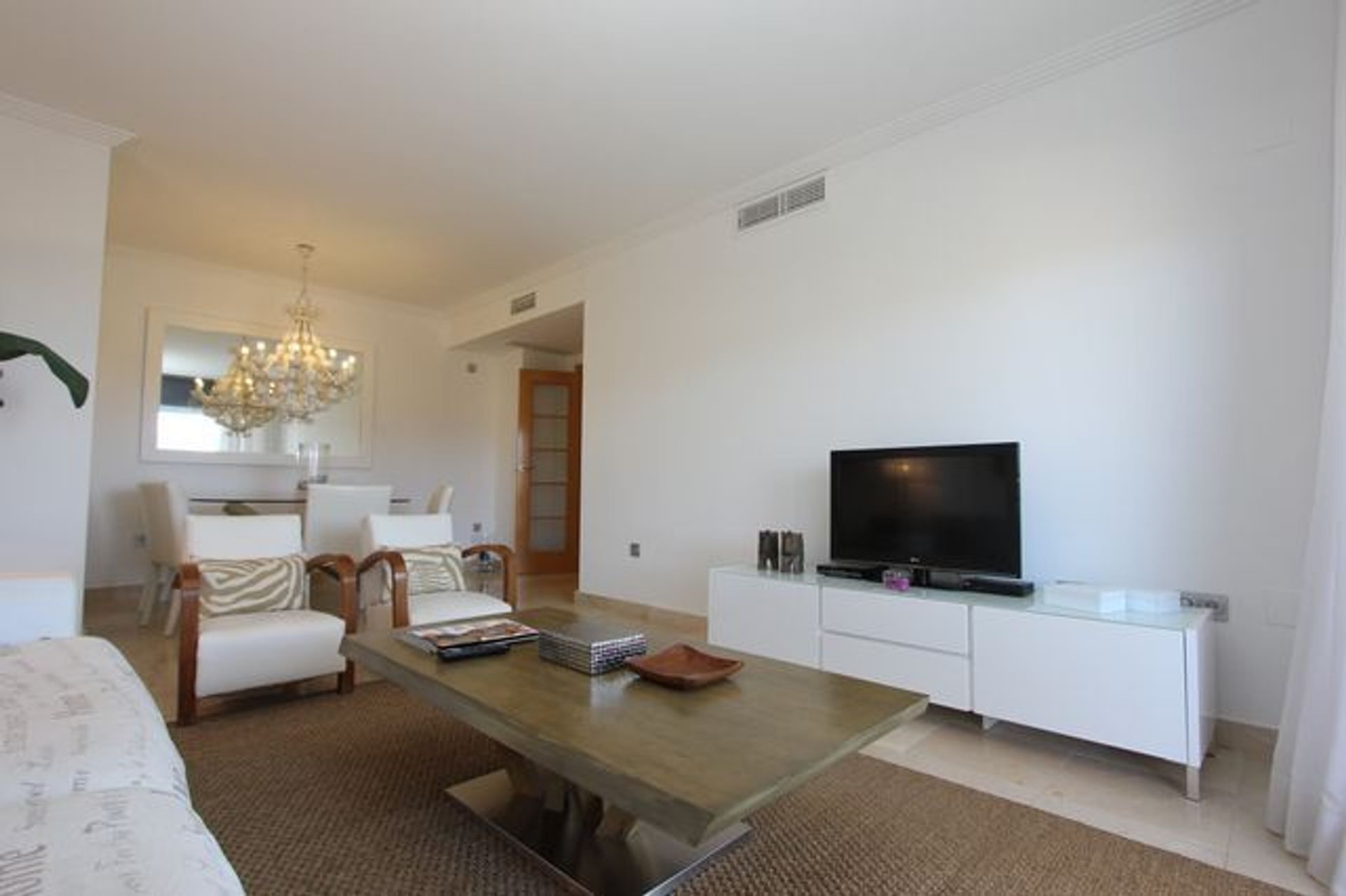 Condominium in Benahavis, Andalusia 10043832