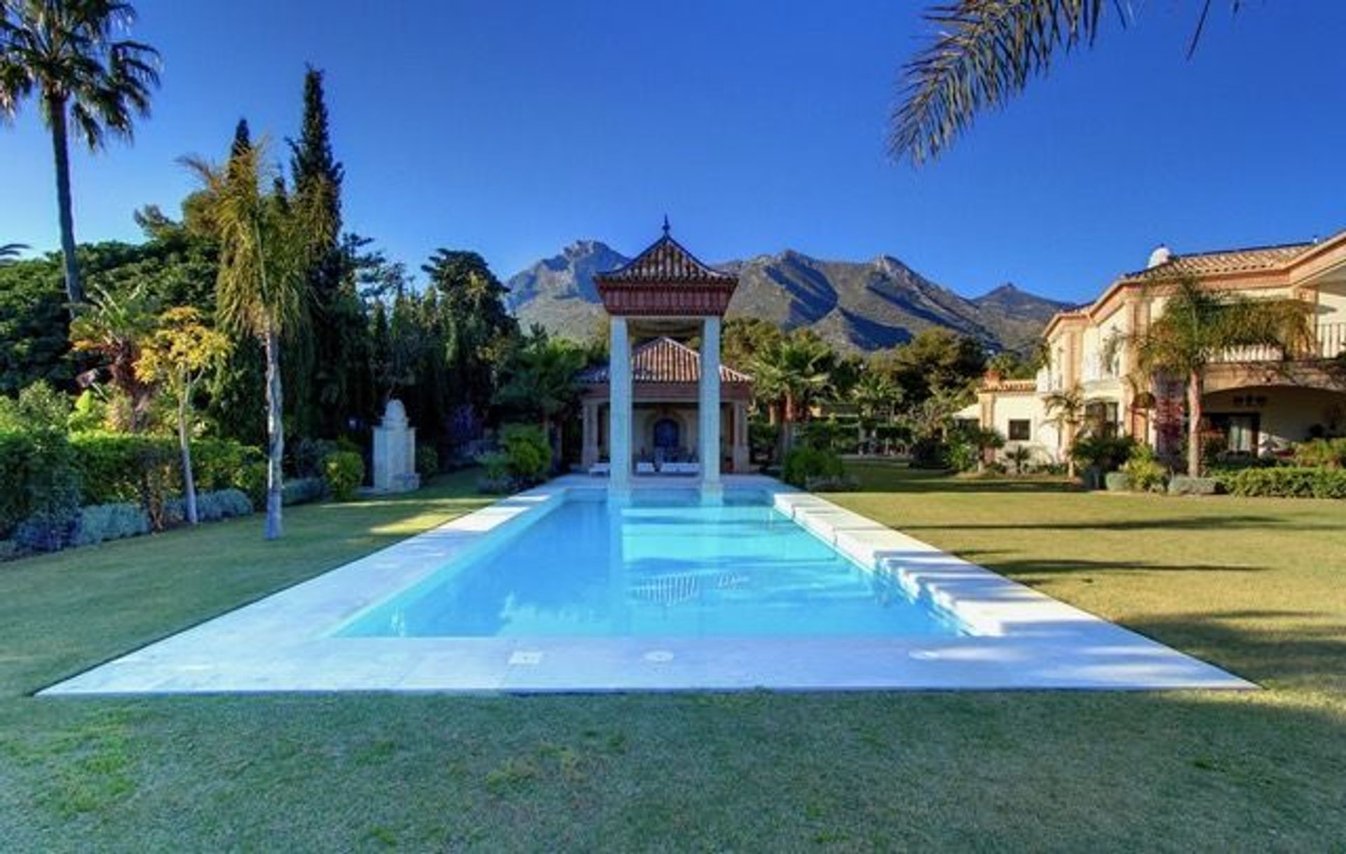 House in Marbella Golden Mile, Malaga 10043908