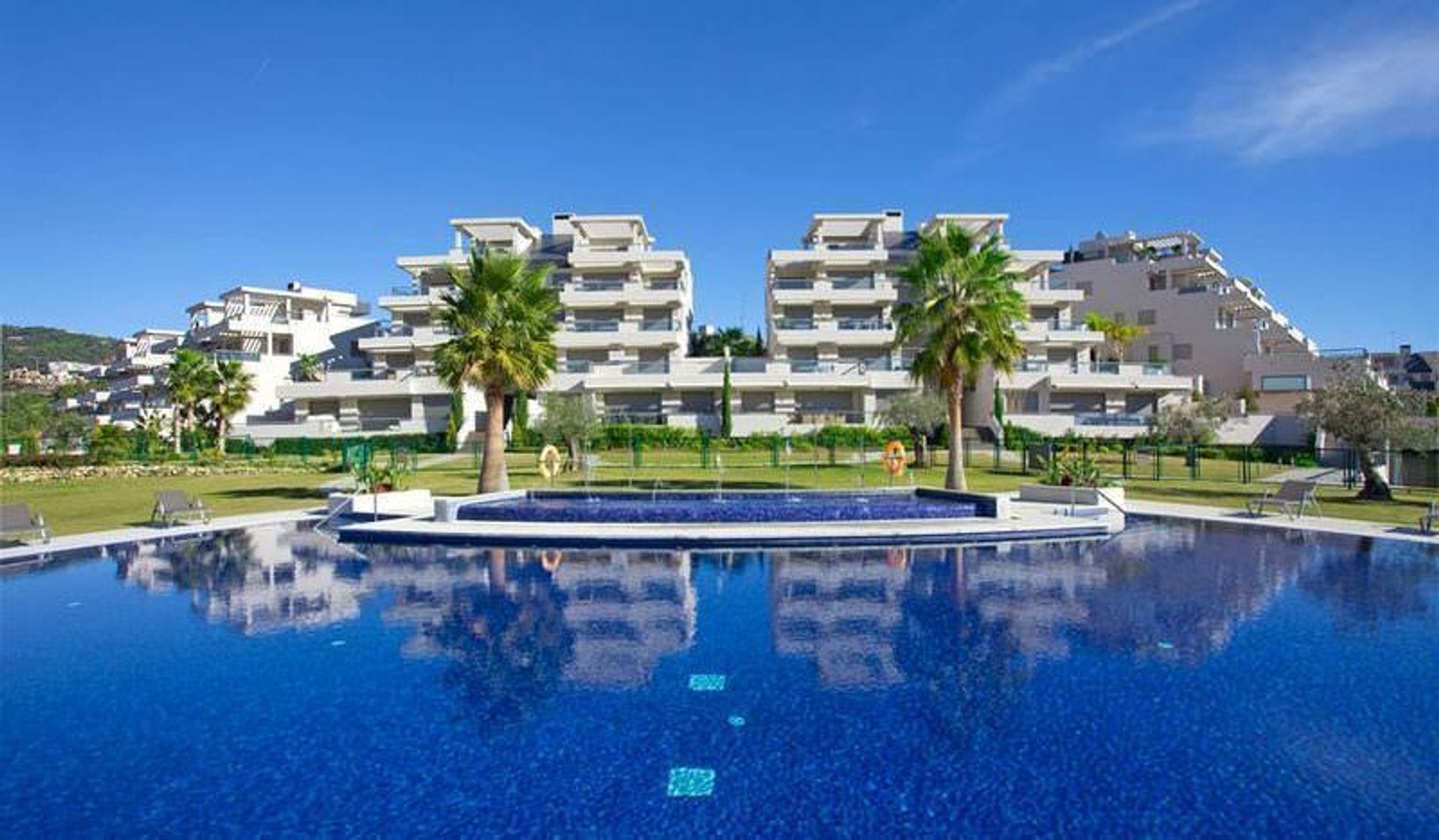 Condominium in Benahavis, Andalusia 10043957