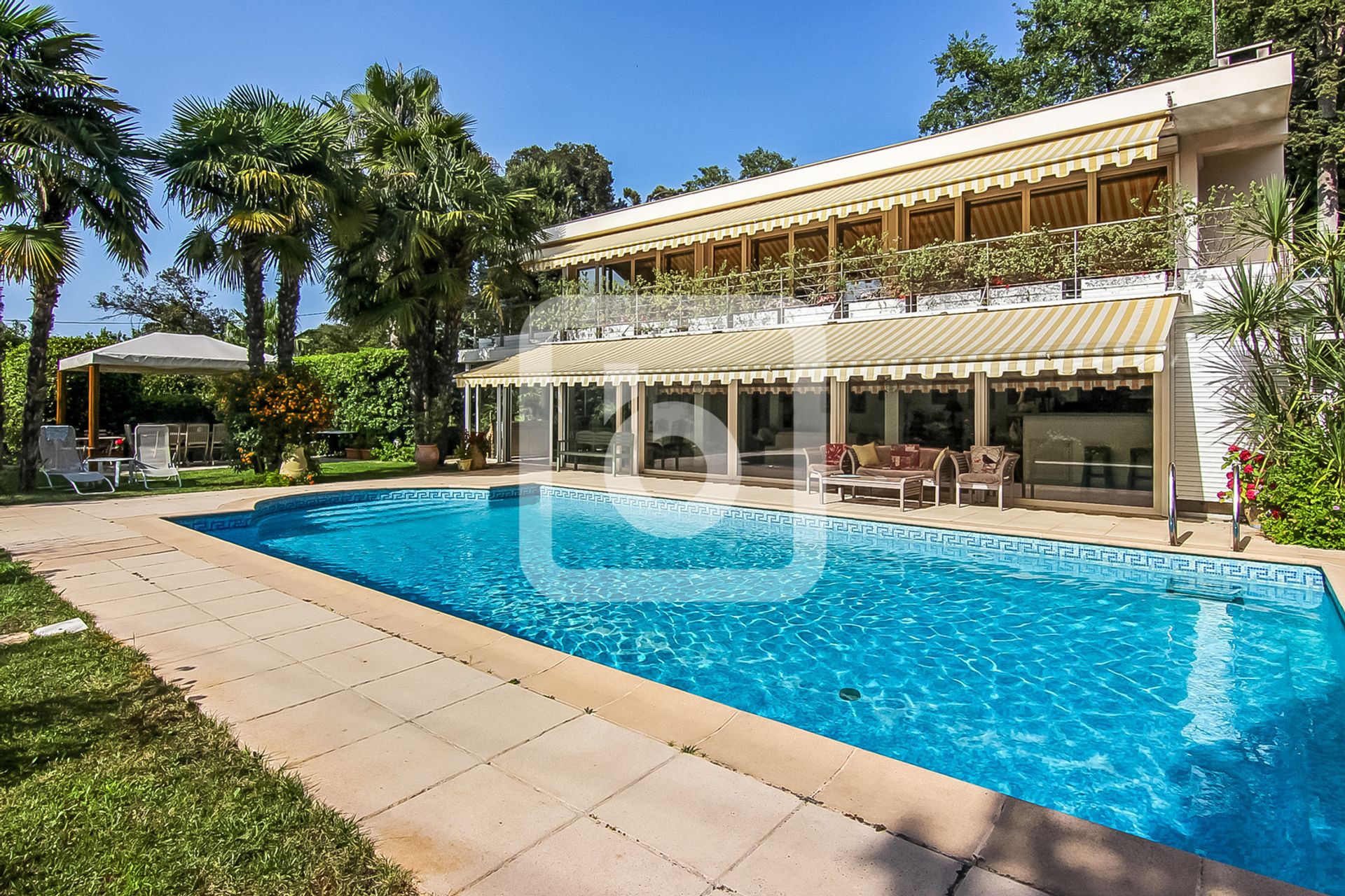 House in Juan-les-Pins, Provence-Alpes-Cote d'Azur 10048760