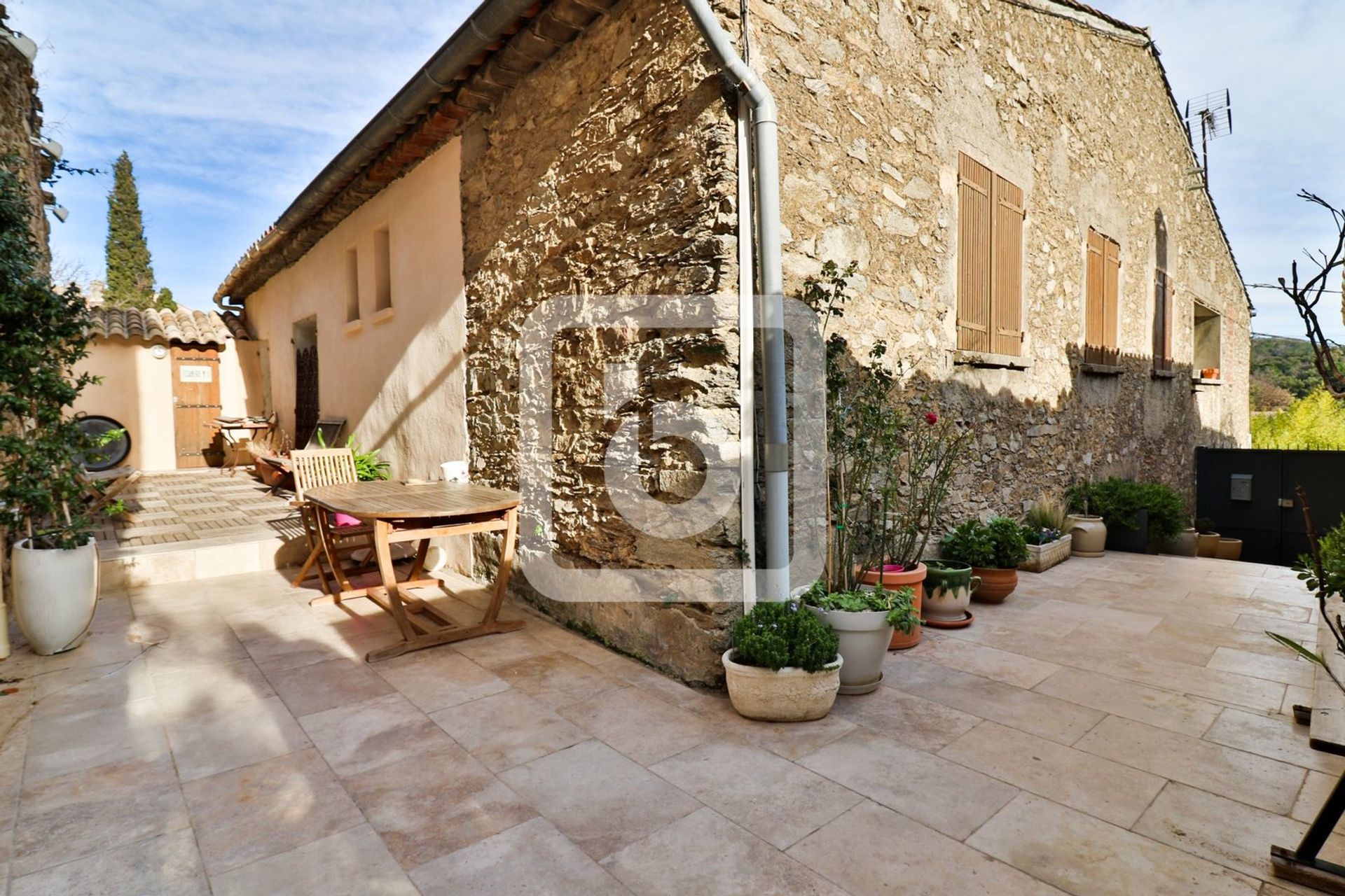 Hus i La Garde-Freinet, Provence-Alpes-Cote d'Azur 10048776