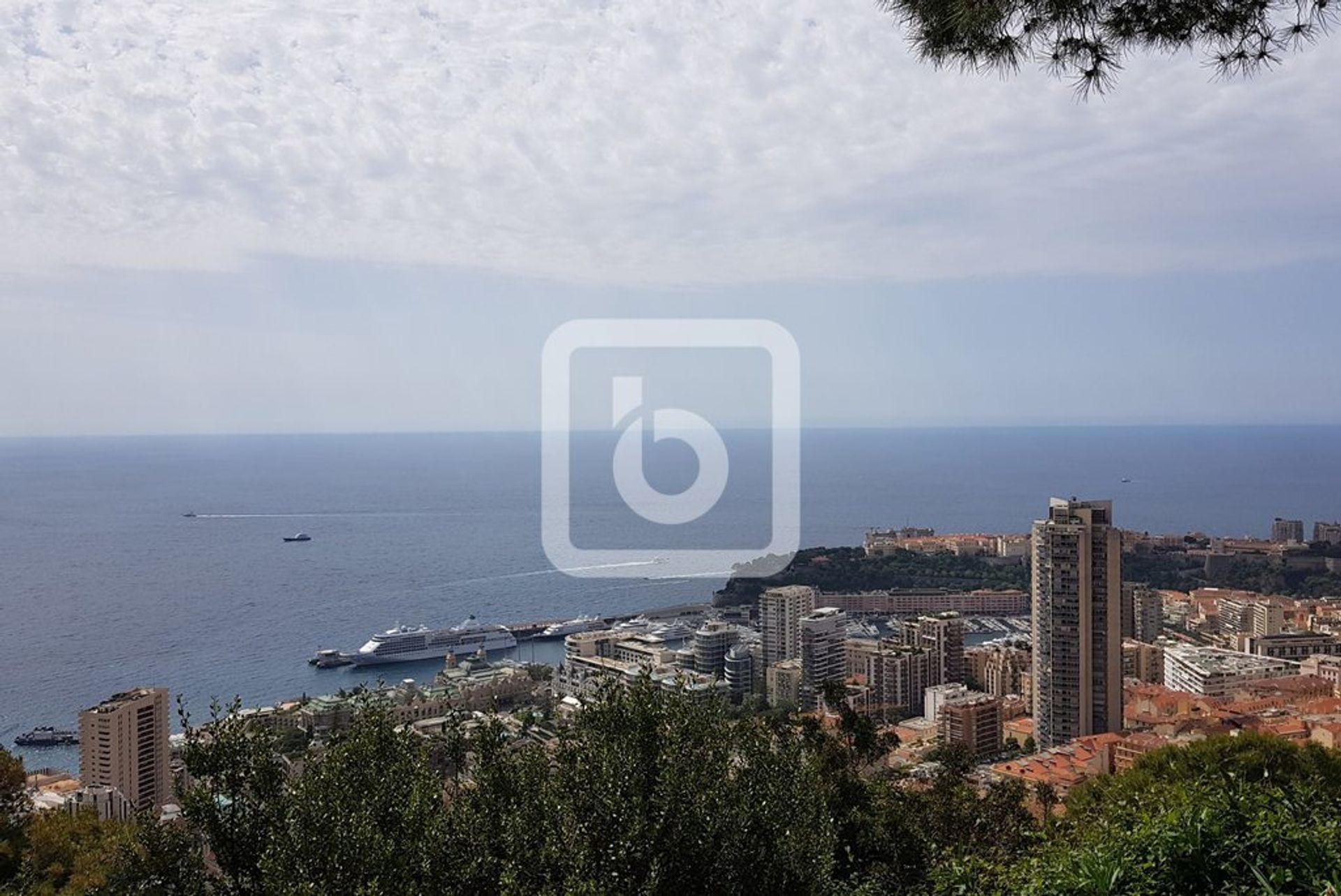 Osakehuoneisto sisään Beausoleil, Provence-Alpes-Cote D'azur 10048823