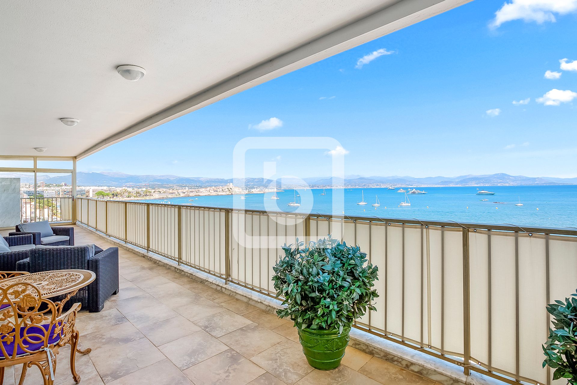 Condominium in Antibes, Provence-Alpes-Cote D'azur 10048853