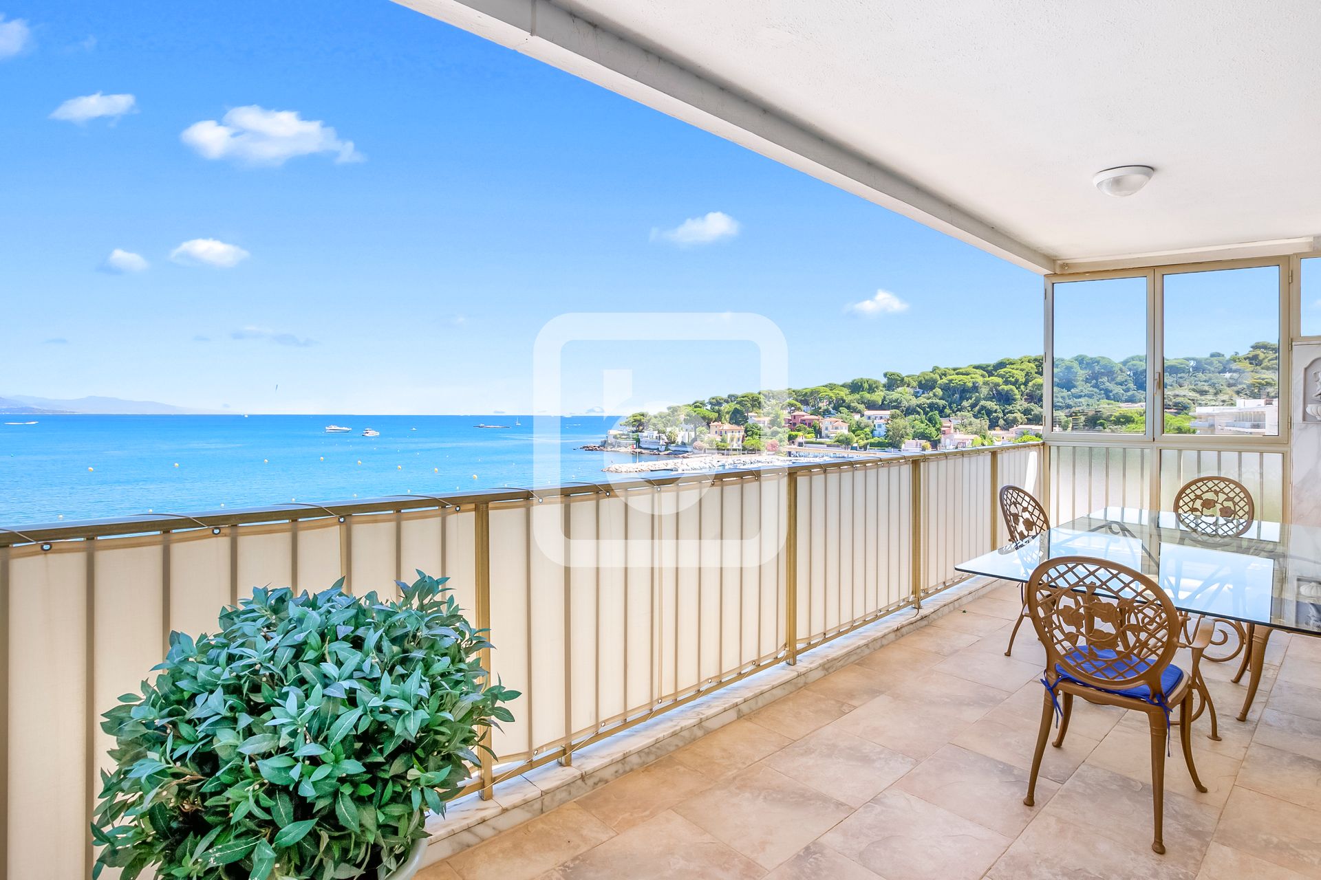 Condominium in Antibes, Provence-Alpes-Cote D'azur 10048853