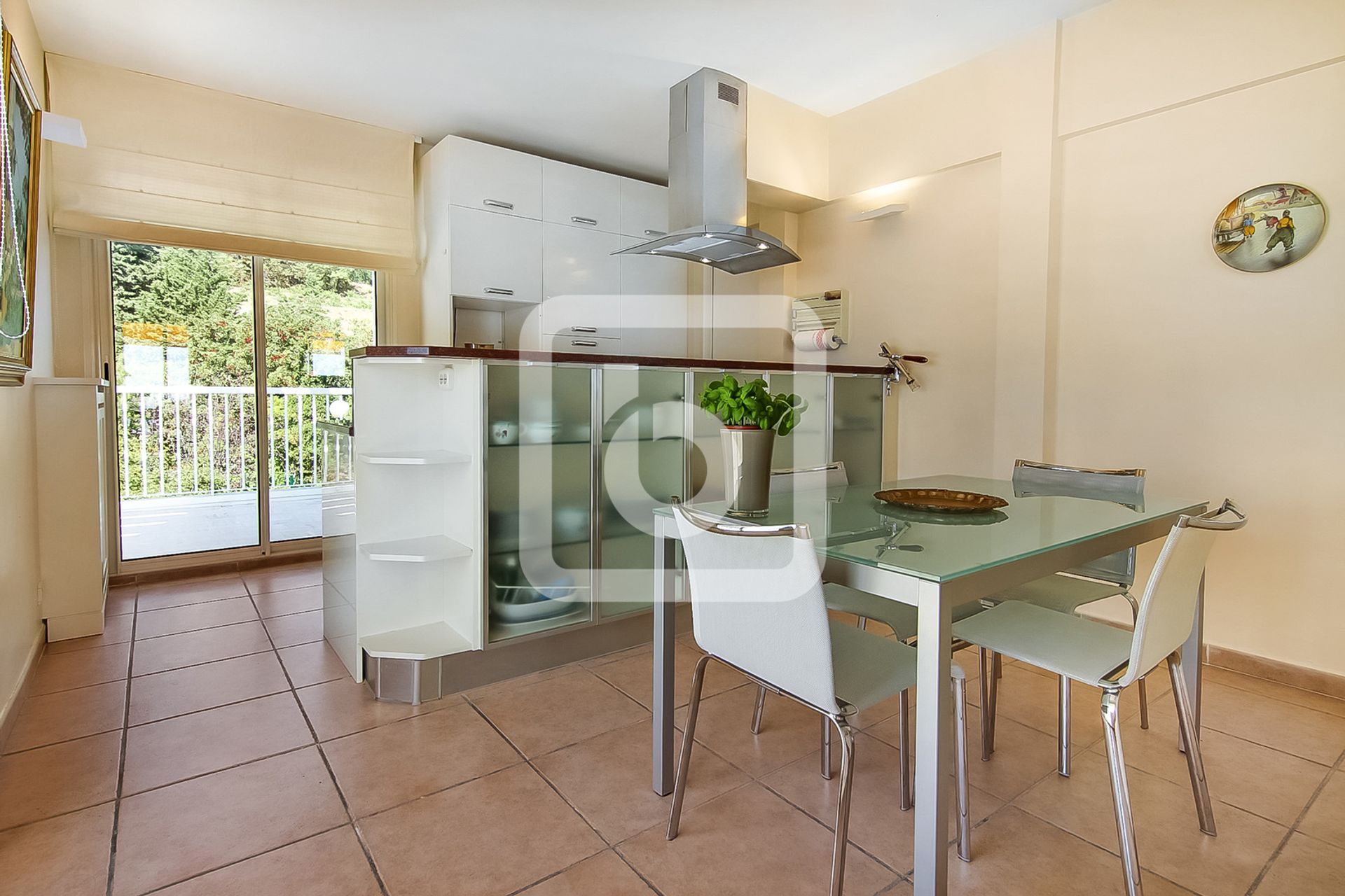 Condominium in Nice, Provence-Alpes-Cote D'azur 10048951