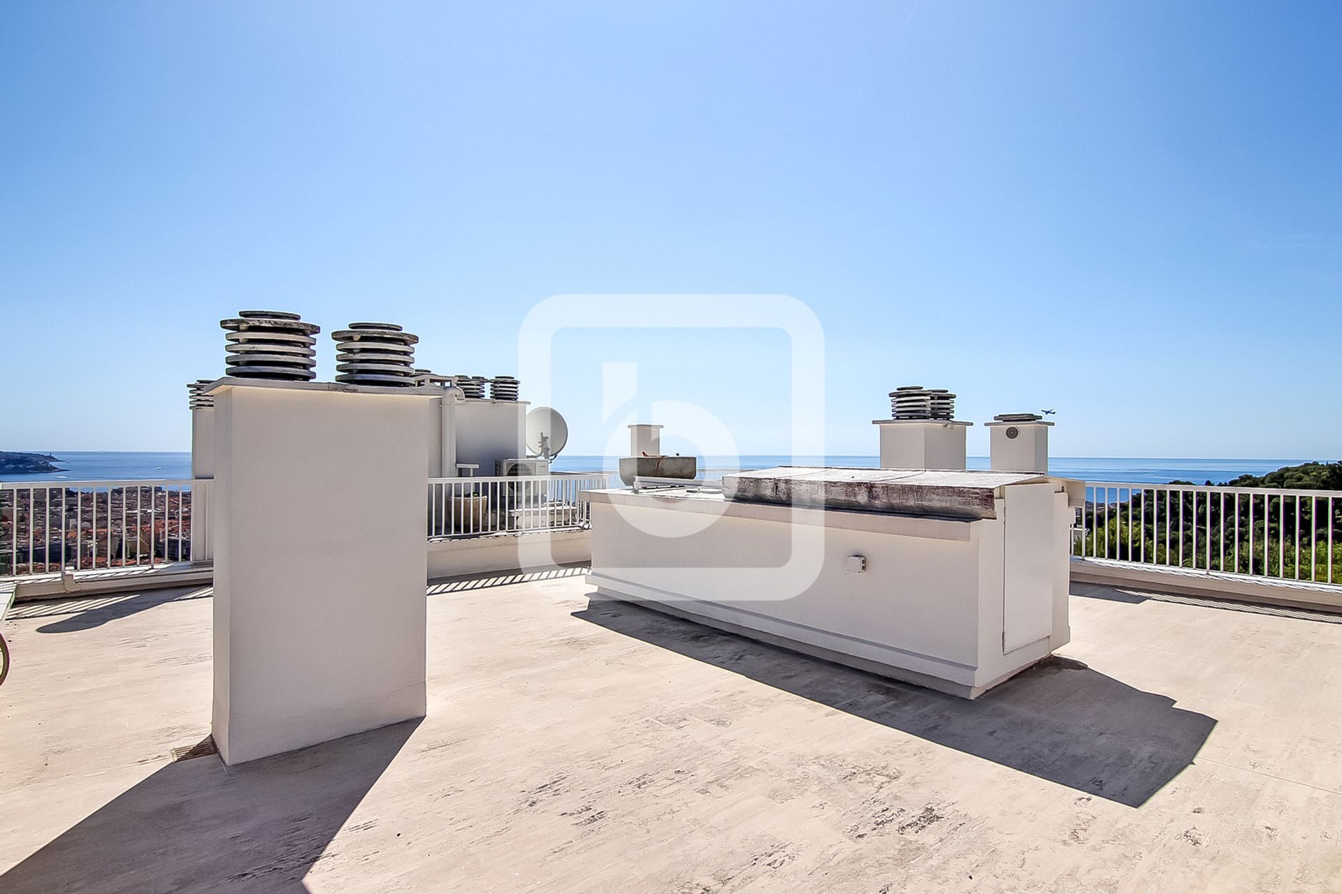 Condominium in Nice, Provence-Alpes-Cote D'azur 10048951