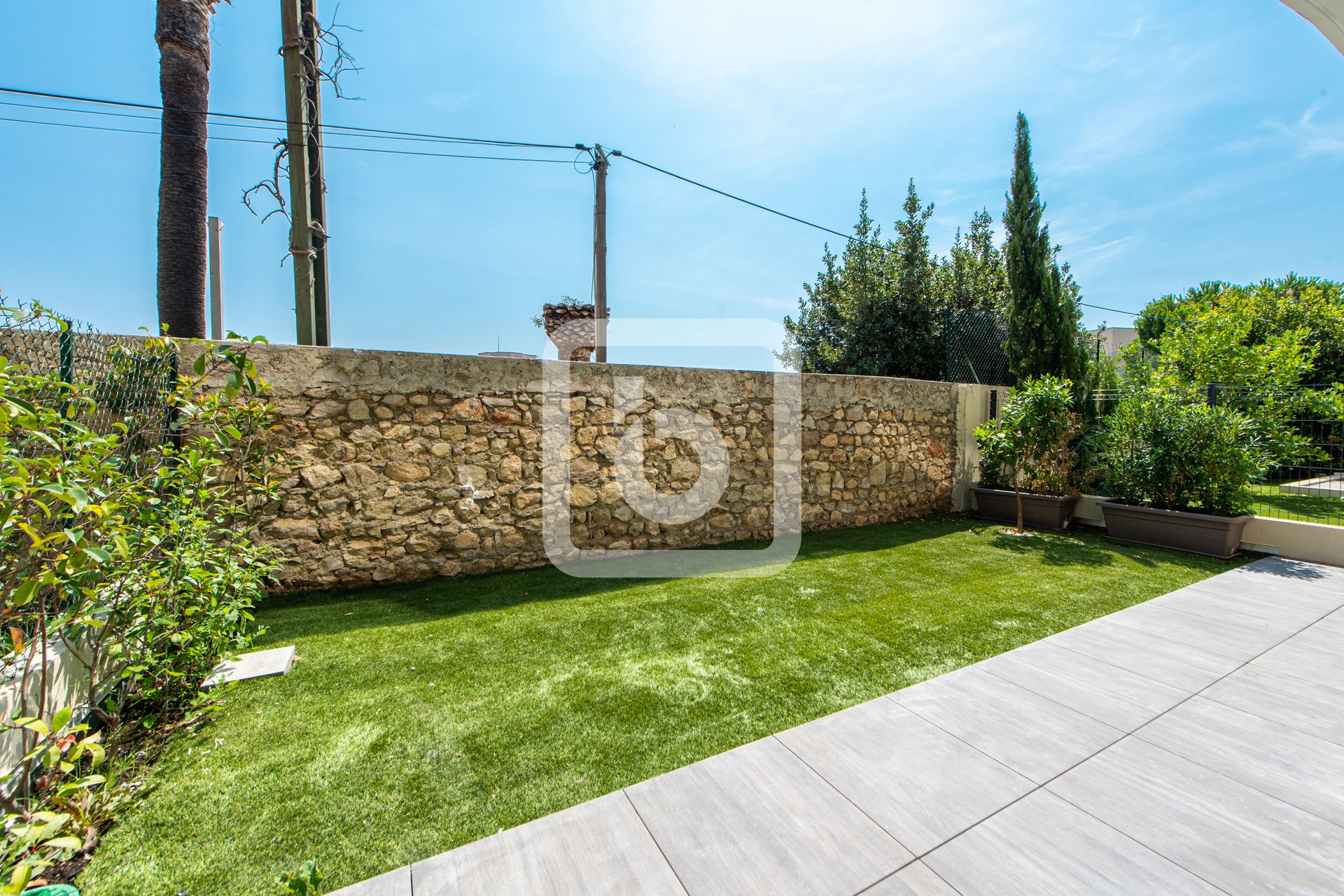 Condominium in Faussignana, Provence-Alpes-Cote d'Azur 10048991