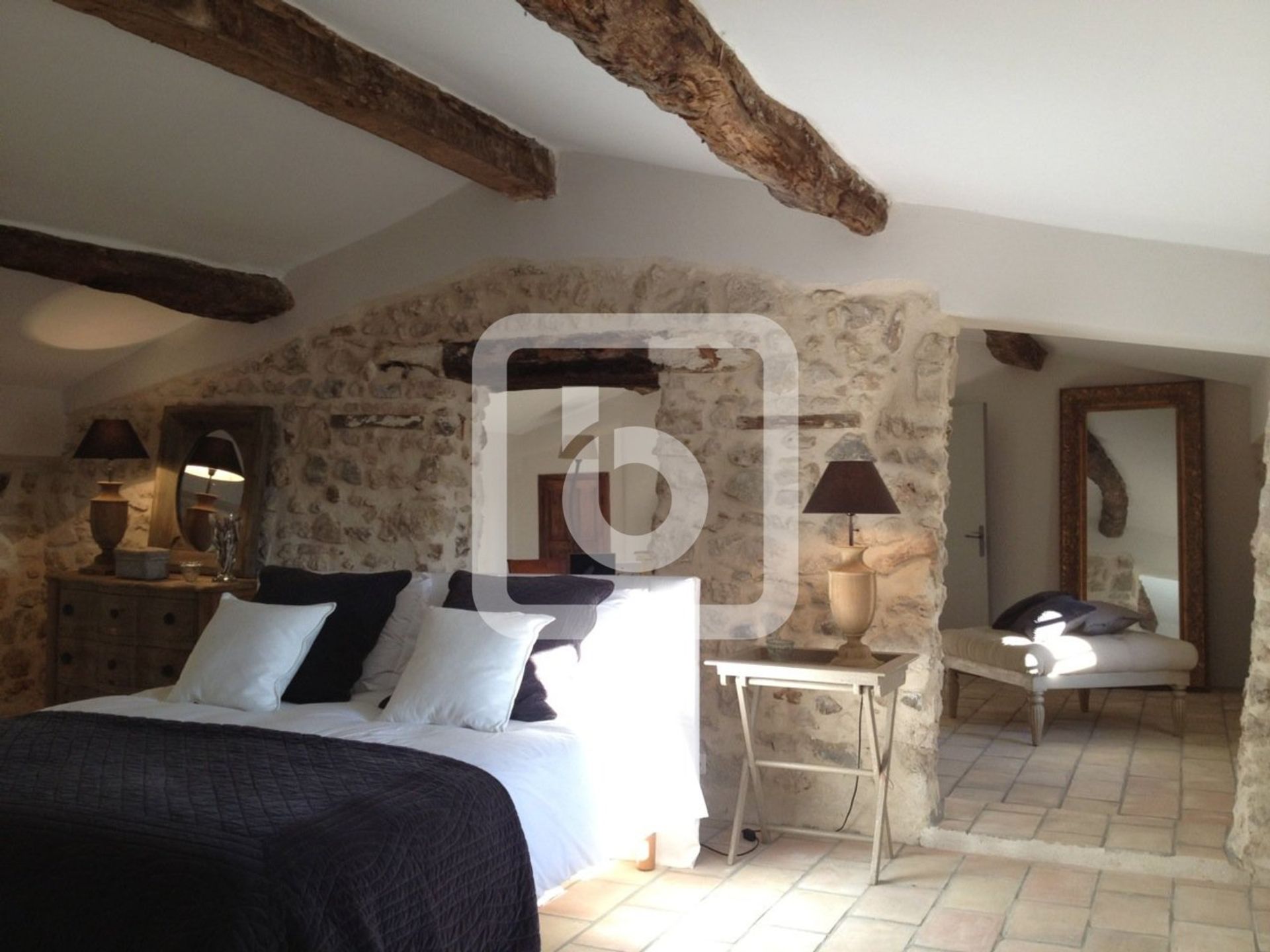 Hus i Chateauneuf Grasse, Provence-Alpes-Cote D'azur 10048995