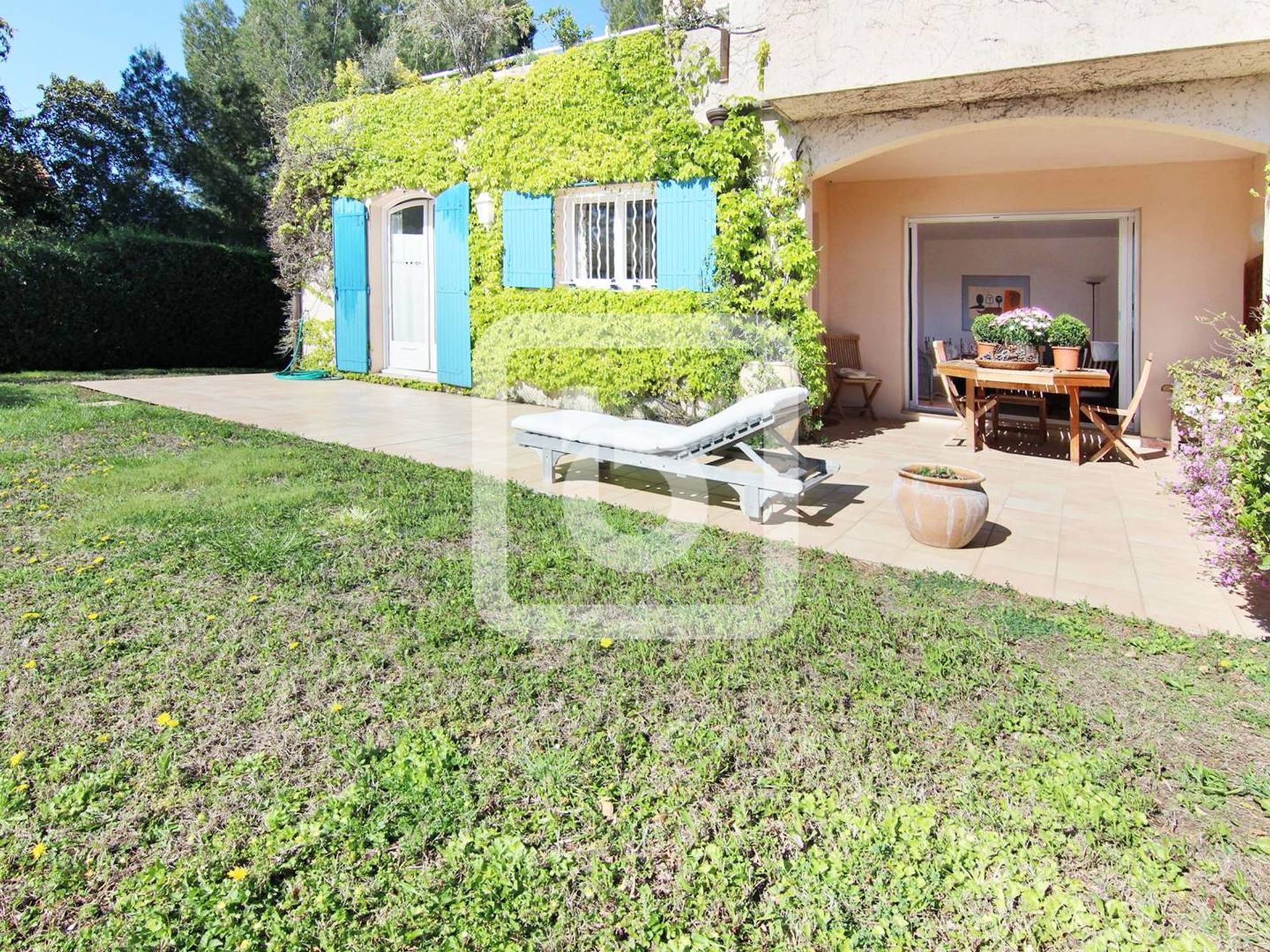 Condominium dans Juan les Pins, Provence-Alpes-Côte d'Azur 10048999