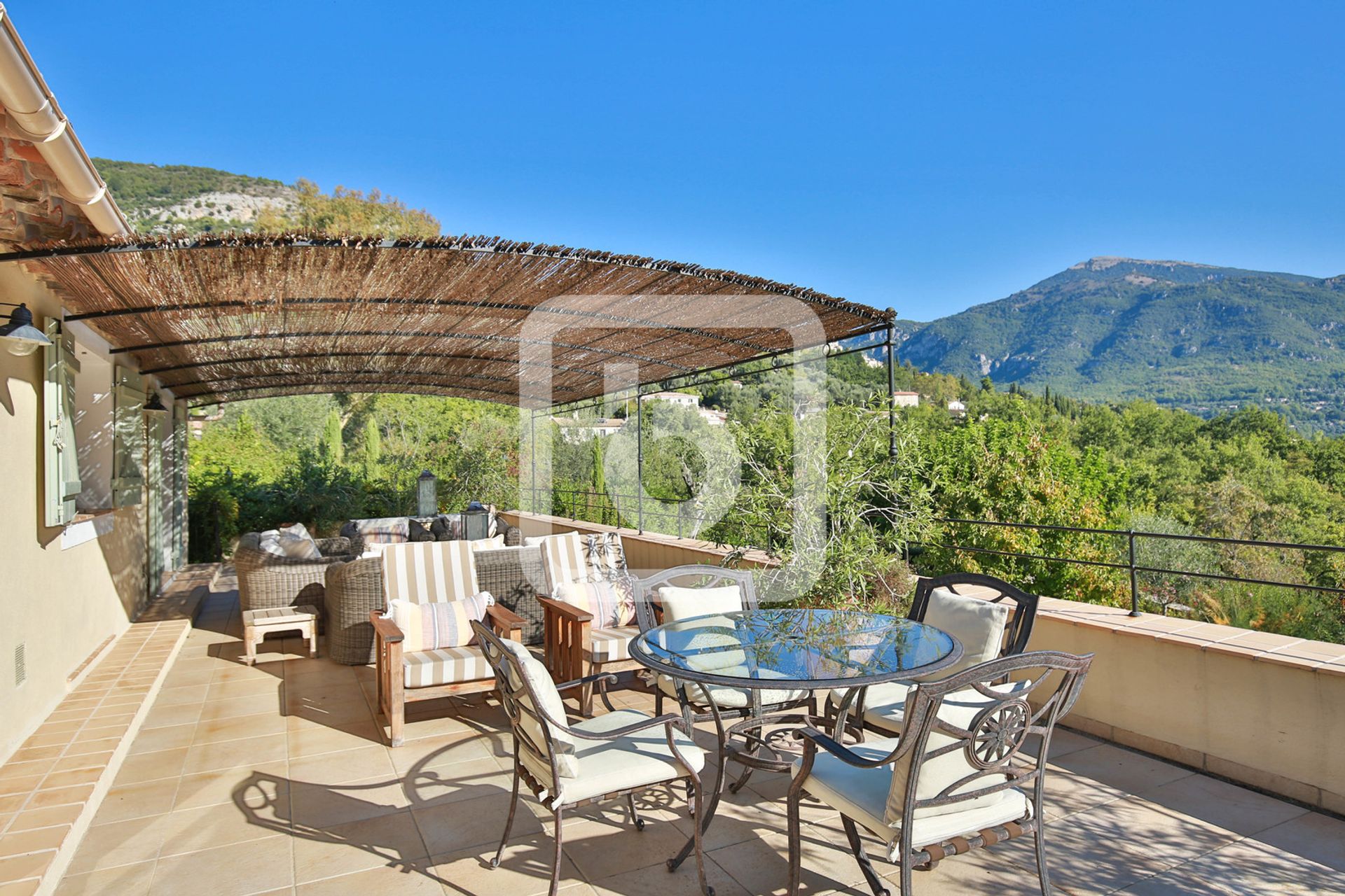 casa en Le Bar-sur-Loup, Provenza-Alpes-Costa Azul 10049003