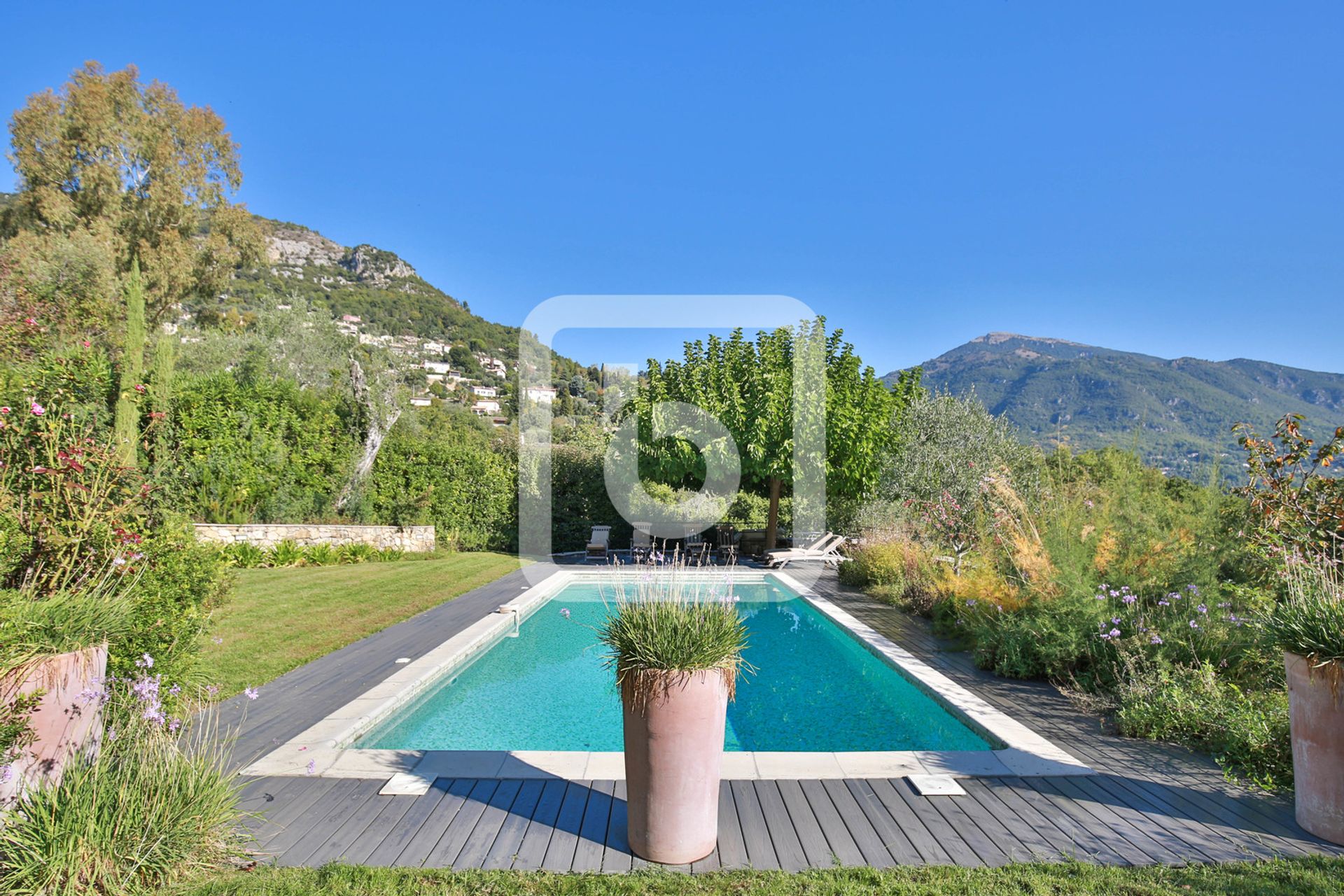 casa en Le Bar-sur-Loup, Provenza-Alpes-Costa Azul 10049003