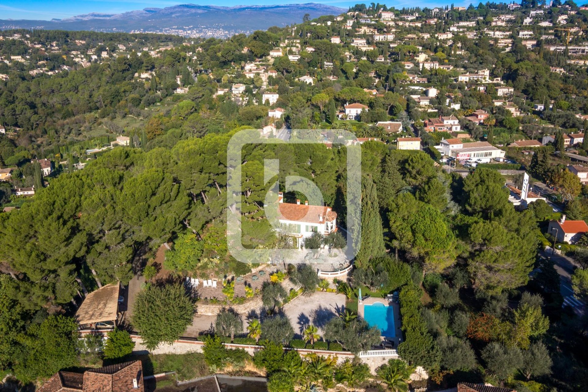 بيت في Mougins, Provence-Alpes-Cote D'azur 10049214