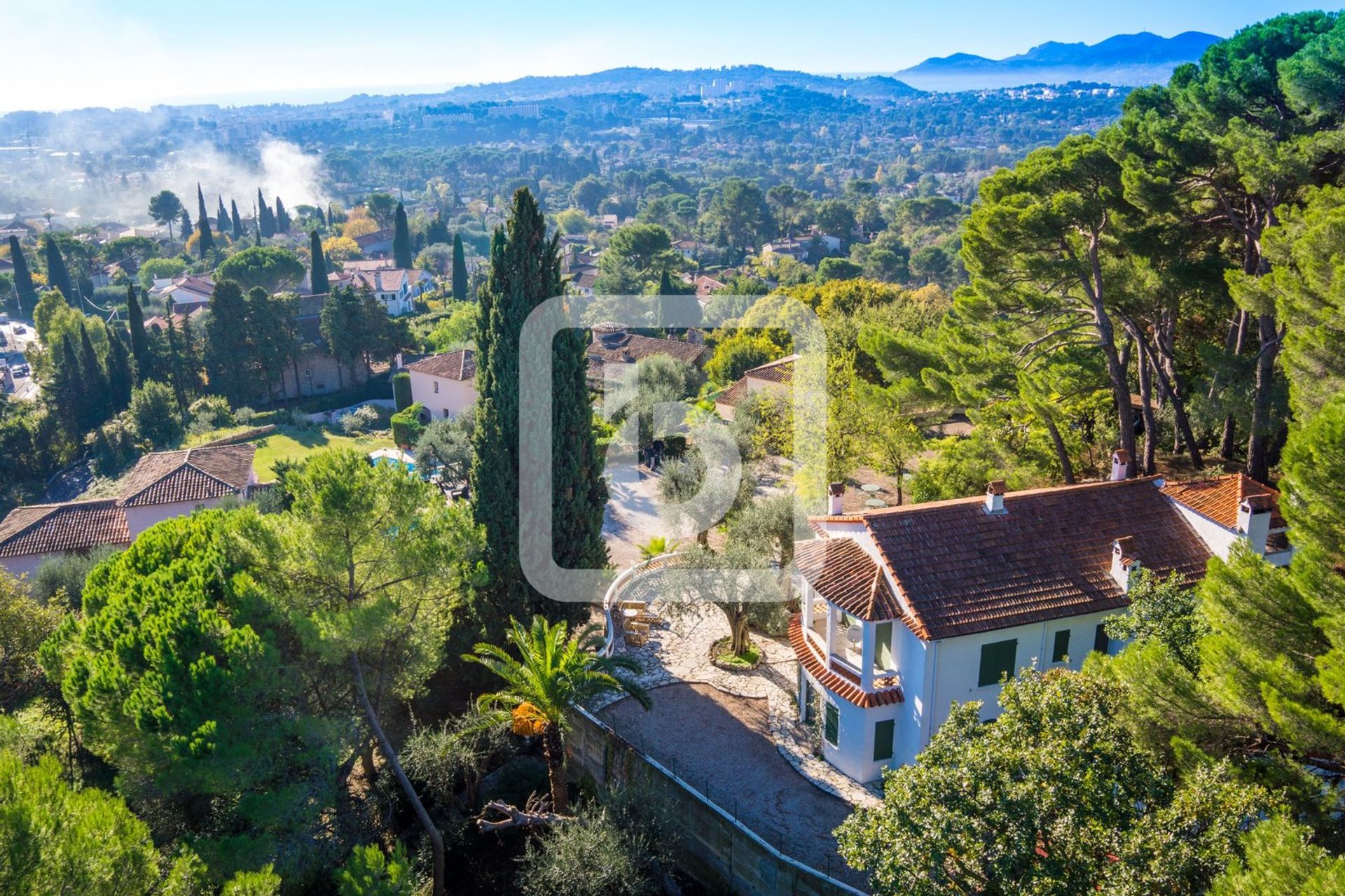 بيت في Mougins, Provence-Alpes-Cote D'azur 10049214