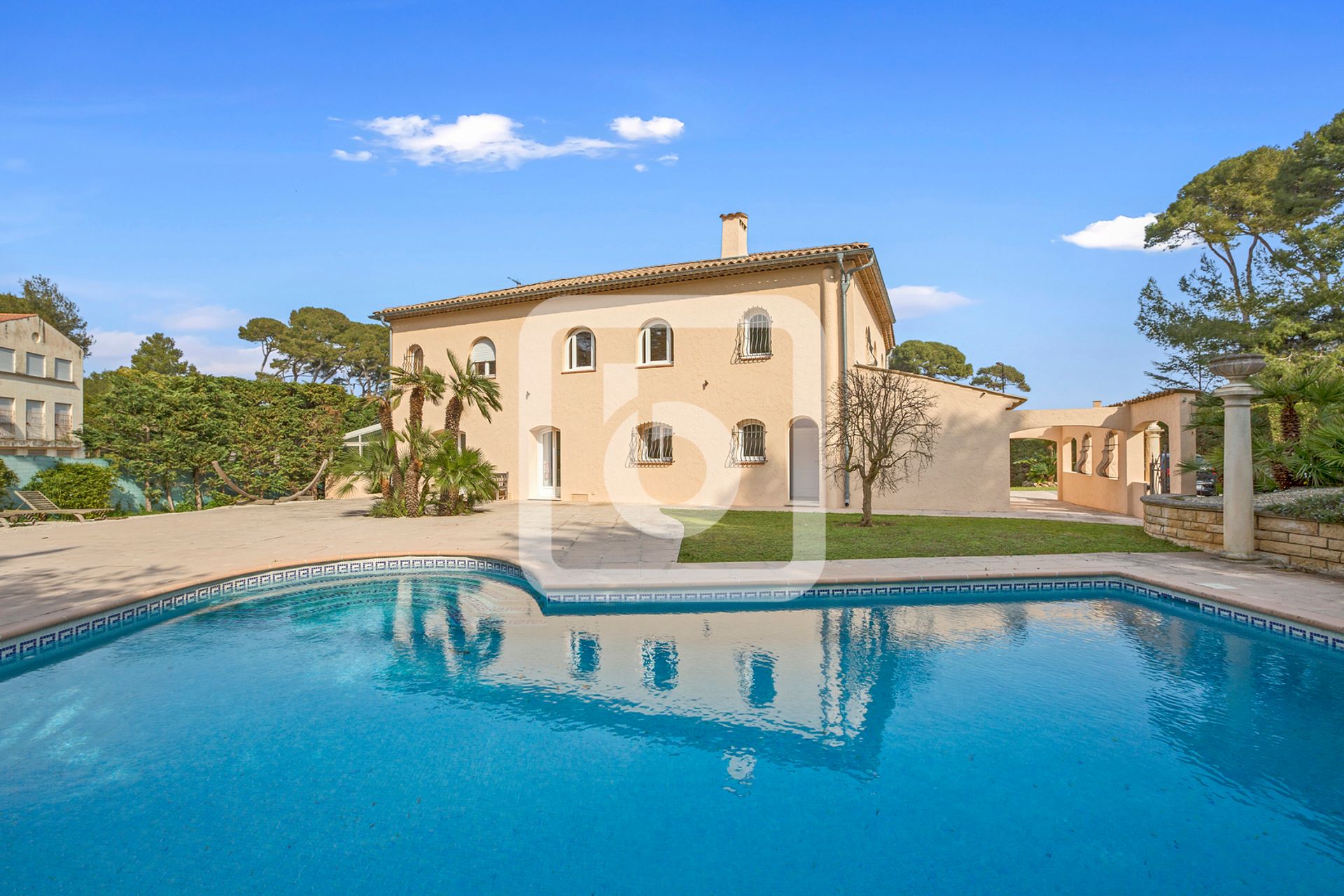 House in Juan-les-Pins, Provence-Alpes-Cote d'Azur 10049250