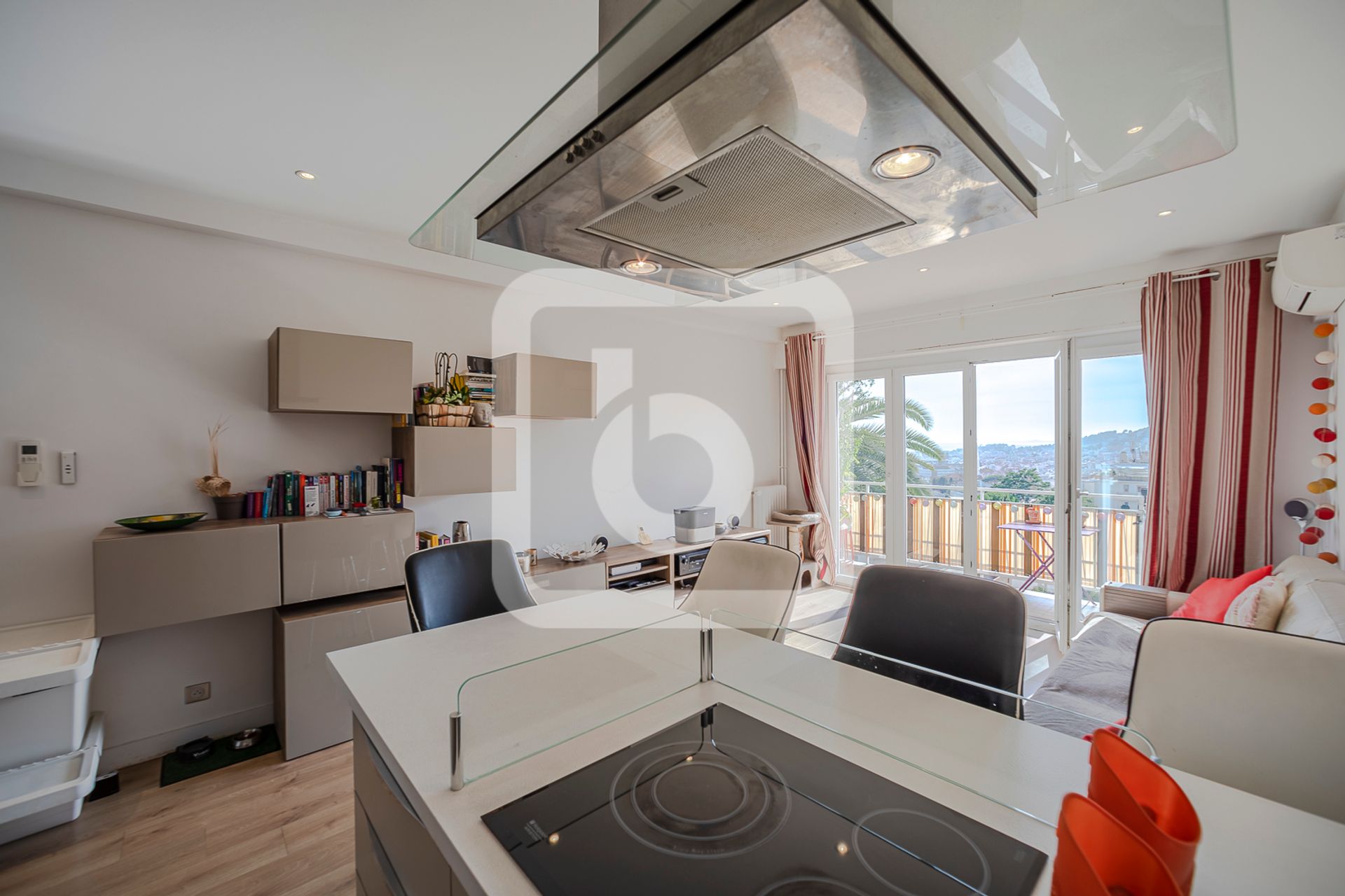 Condominium in Nice, Provence-Alpes-Cote d'Azur 10049304