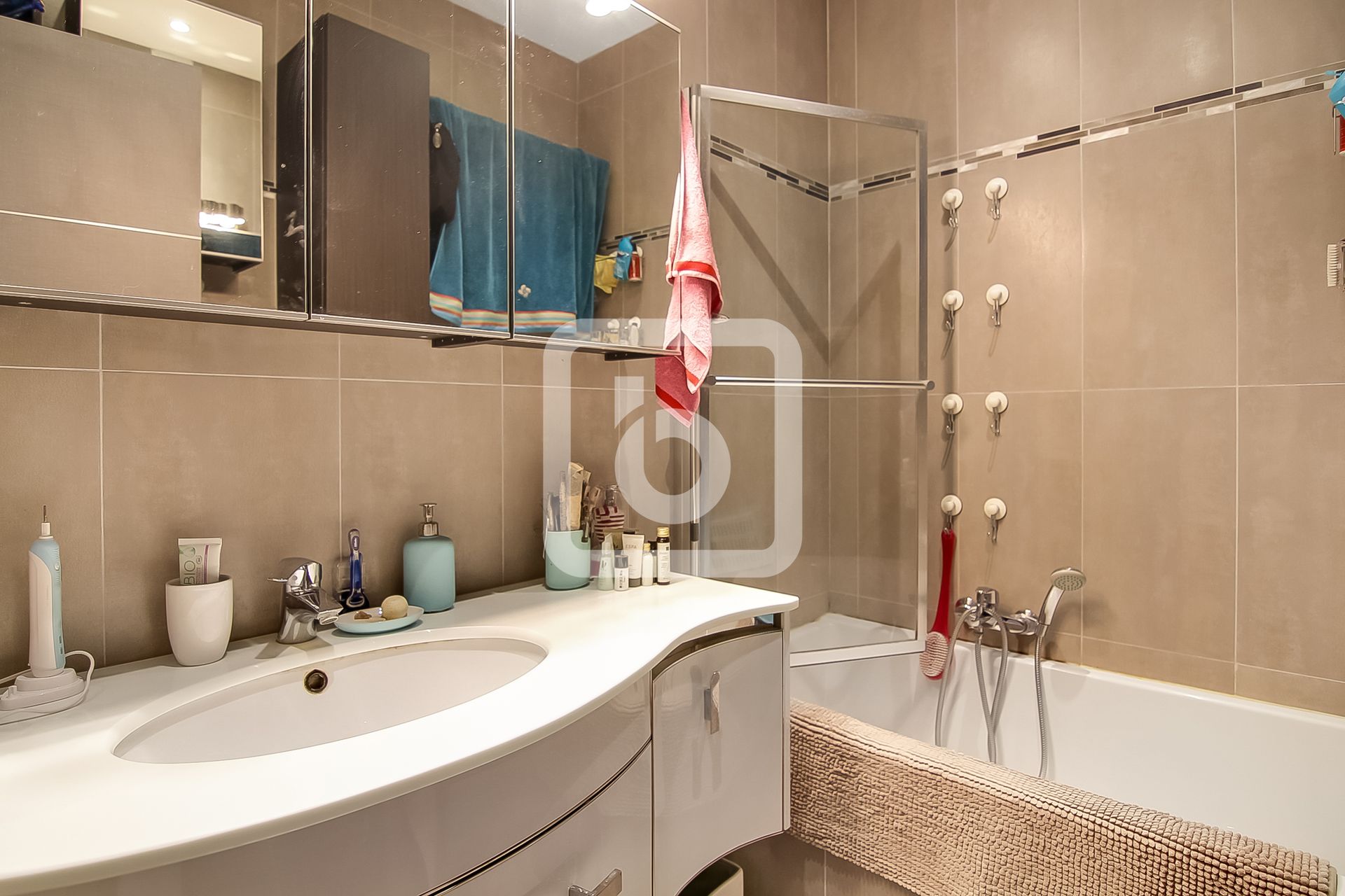 Condominium in Nice, Provence-Alpes-Cote D'azur 10049304