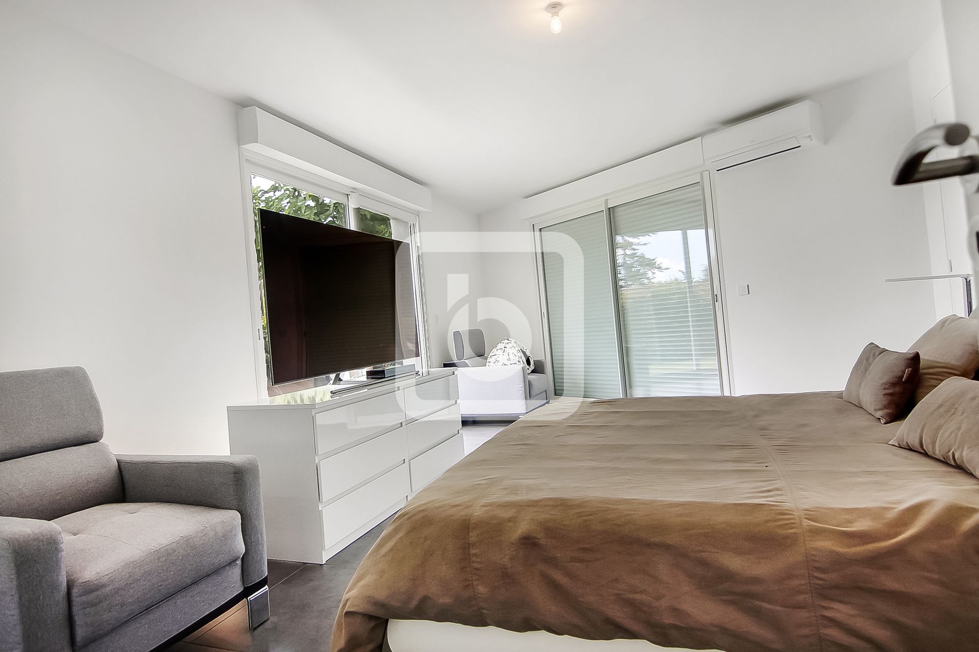 Hus i Mougins, Provence-Alpes-Cote D'azur 10049305