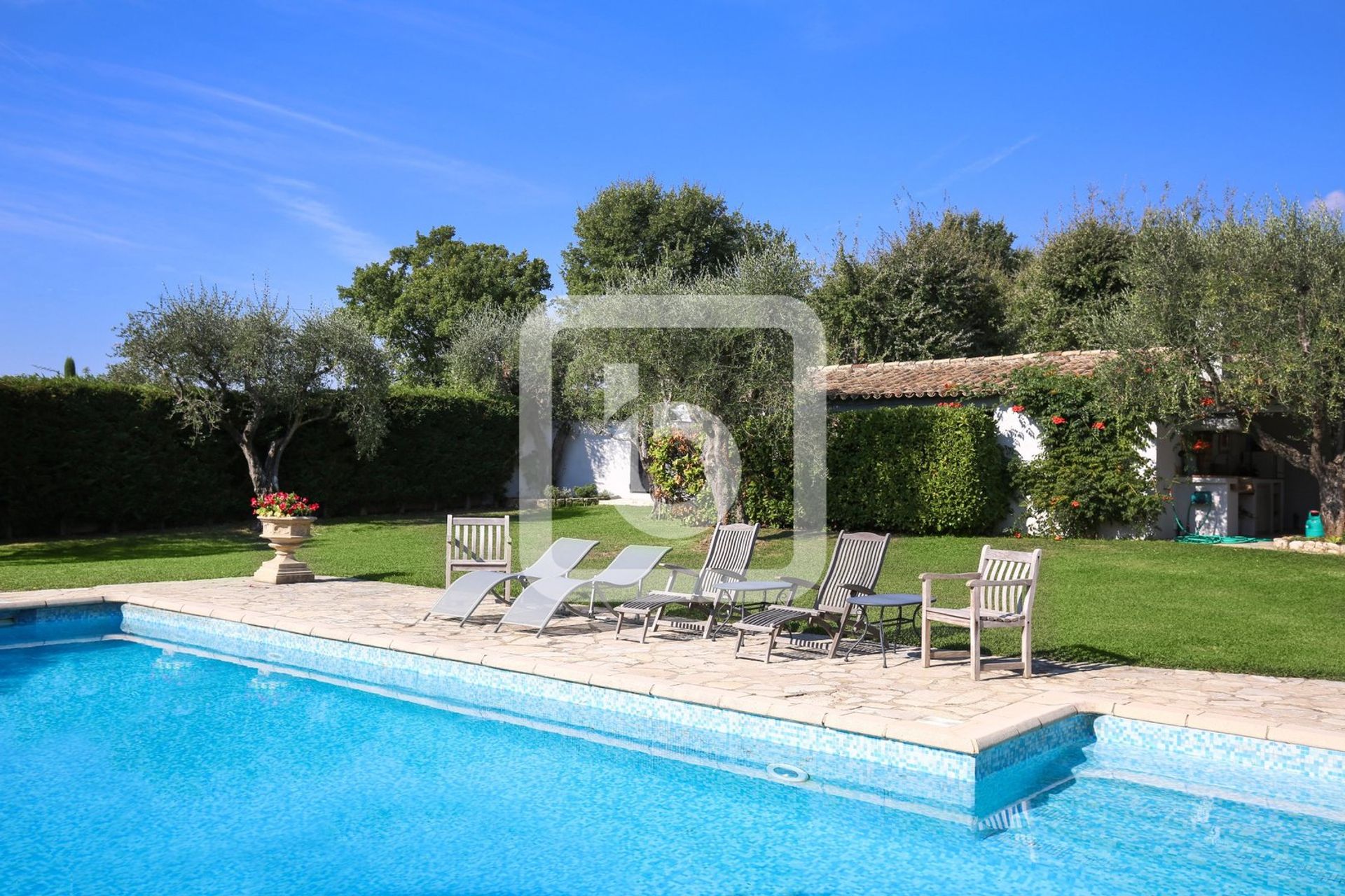 Будинок в Chateauneuf Grasse, Provence-Alpes-Cote D'azur 10049344