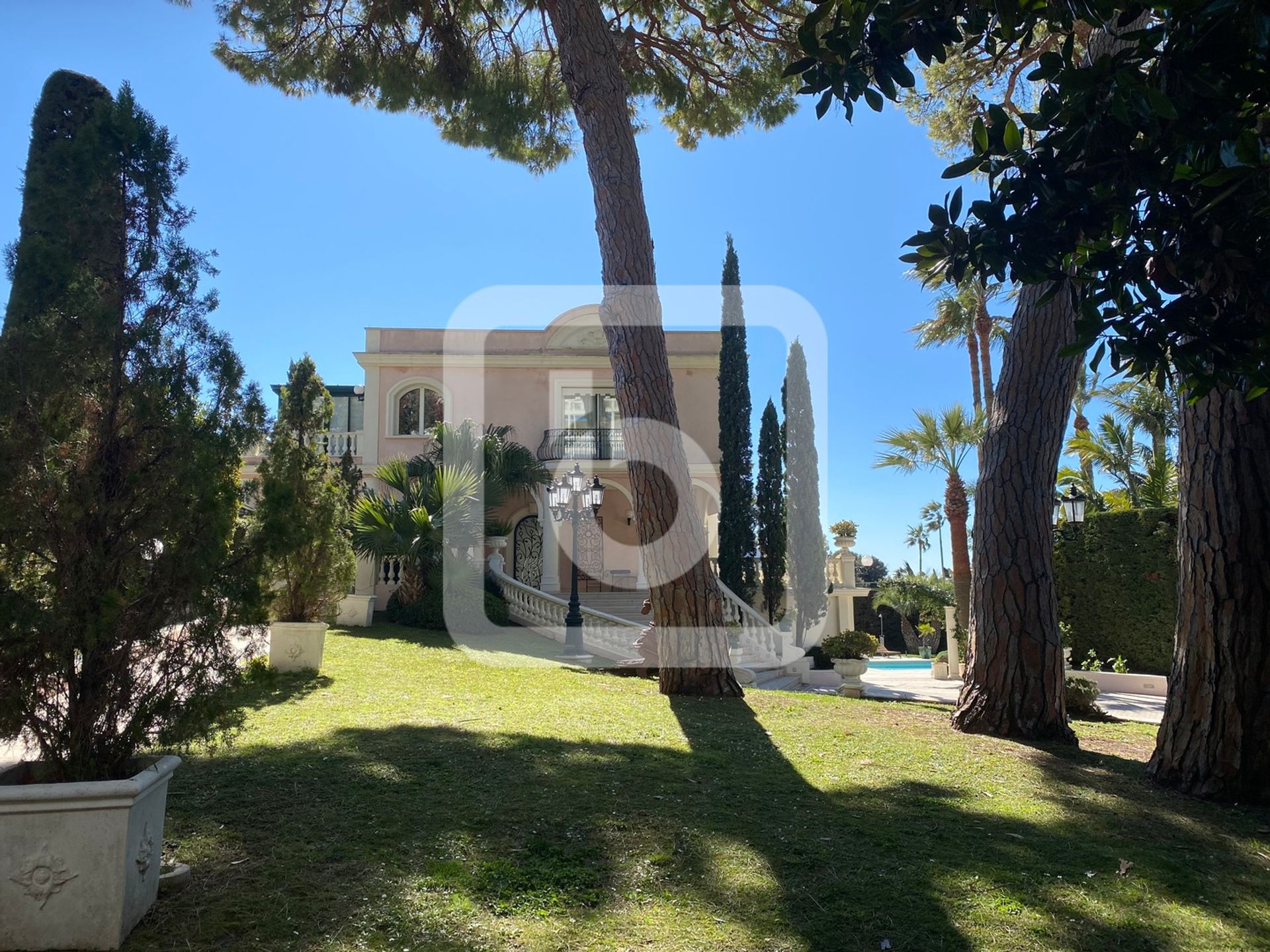 Hus i Juan-les-Pins, Provence-Alpes-Cote d'Azur 10049414