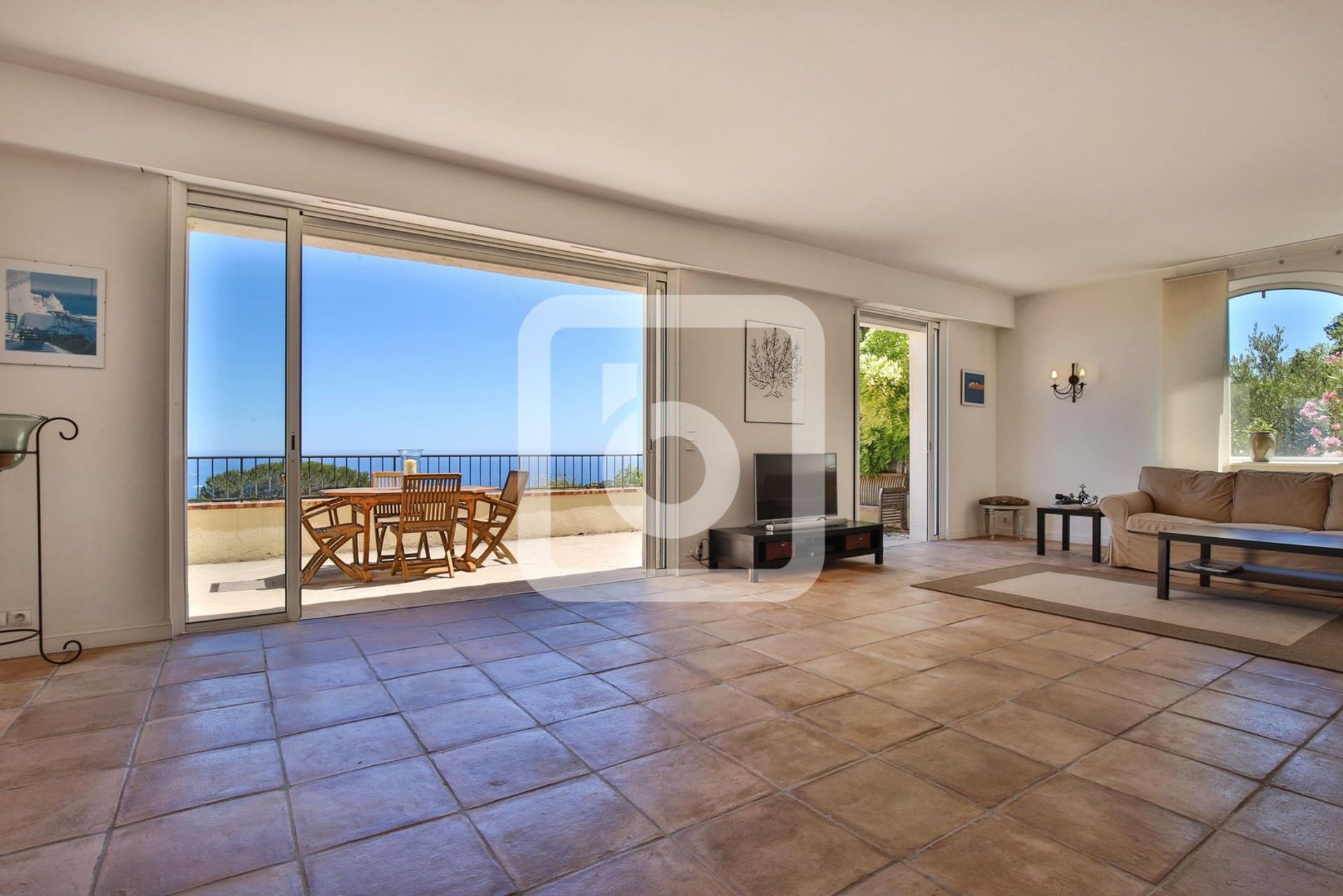 rumah dalam Golfe Juan, Provence-Alpes-Cote D'azur 10049463