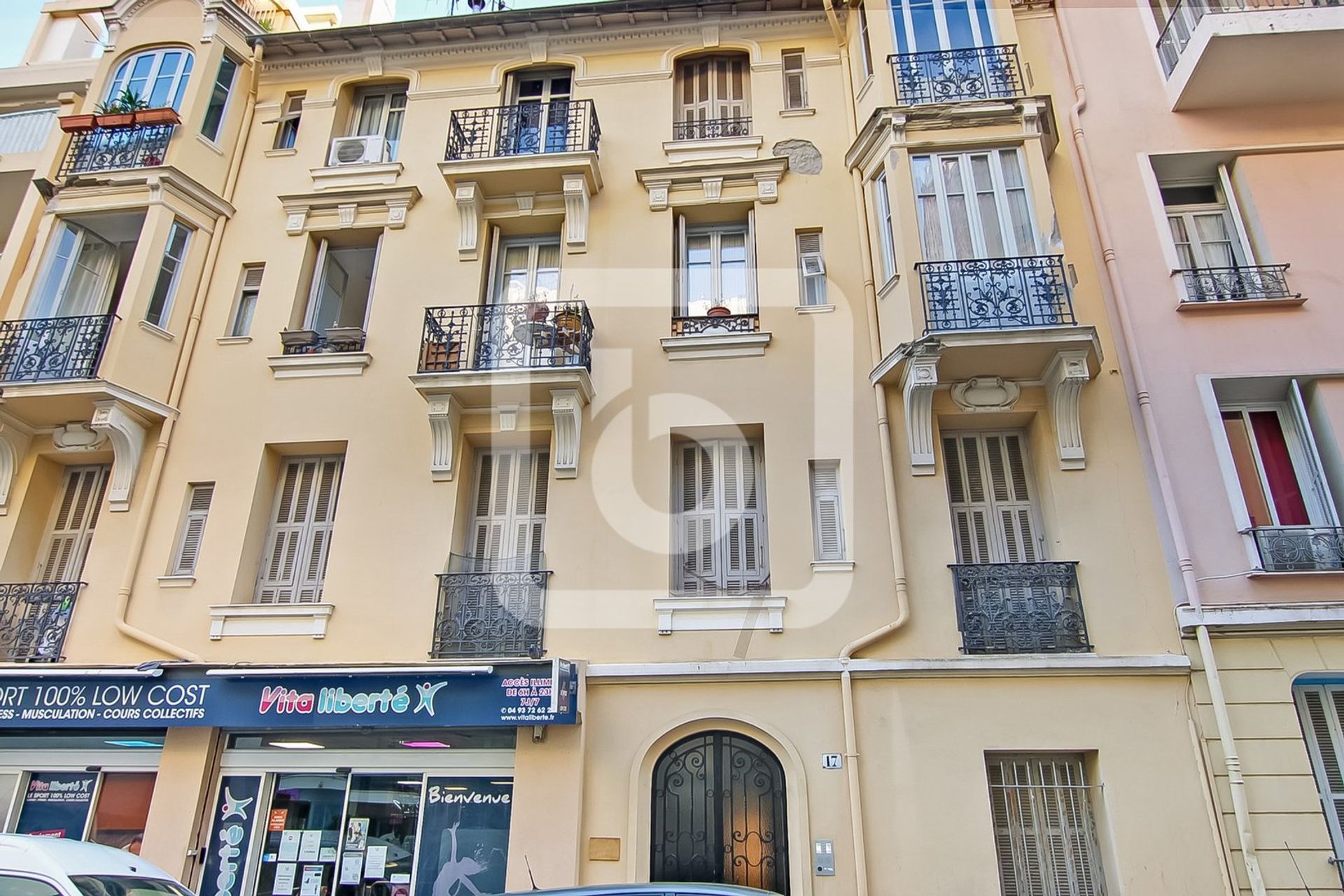 Condominium in Nice, Provence-Alpes-Cote d'Azur 10049883