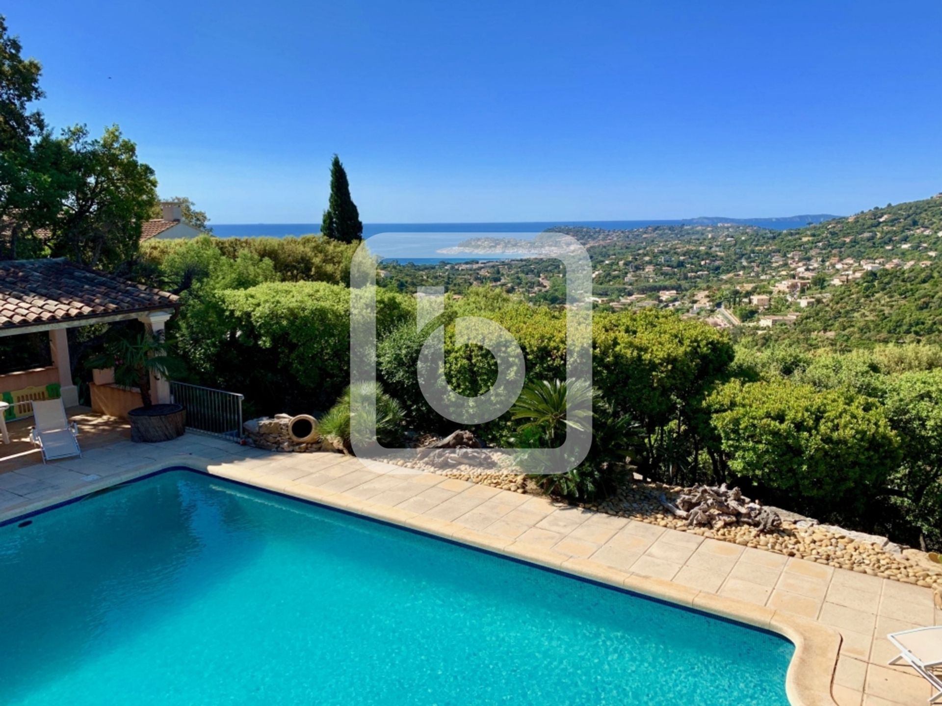 Talo sisään Cavalaire Sur Mer, Provence-Alpes-Cote D'azur 10050000