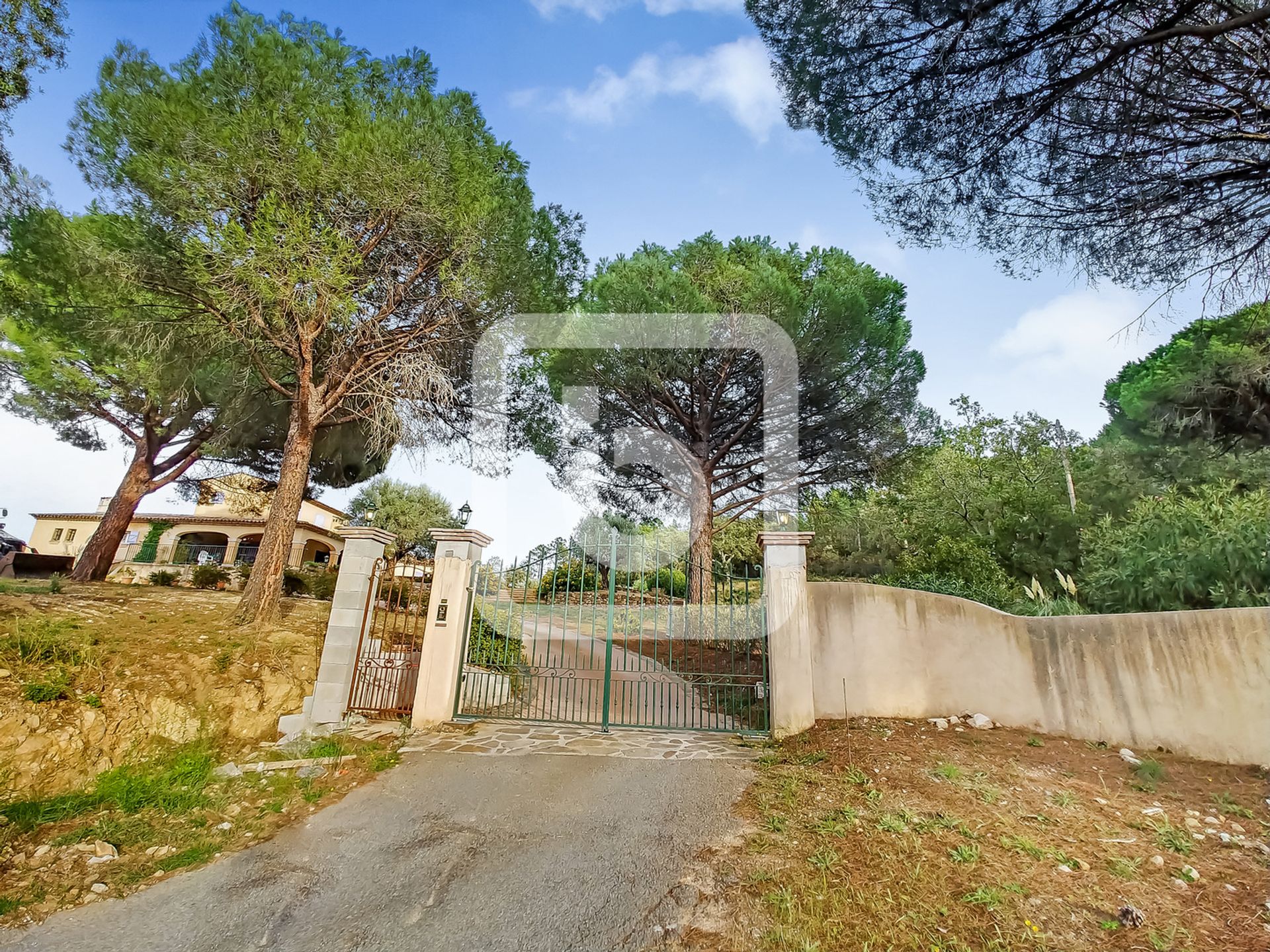 House in Le Plan De La Tour, Provence-Alpes-Cote D'azur 10050013