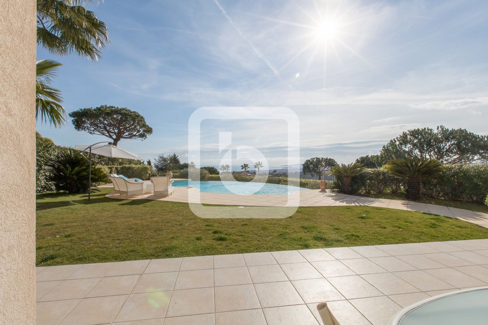 Hus i Villeneuve-Loubet, Provence-Alpes-Cote d'Azur 10050043