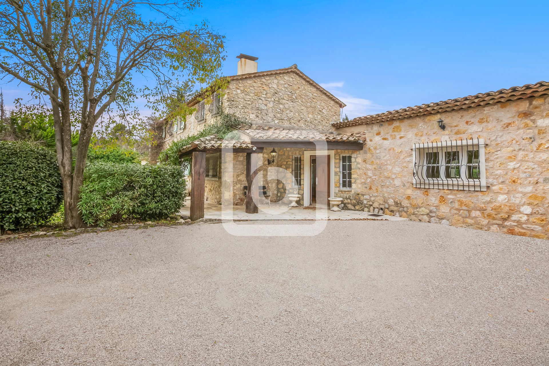 بيت في Chateauneuf Grasse, Provence-Alpes-Cote D'azur 10050335