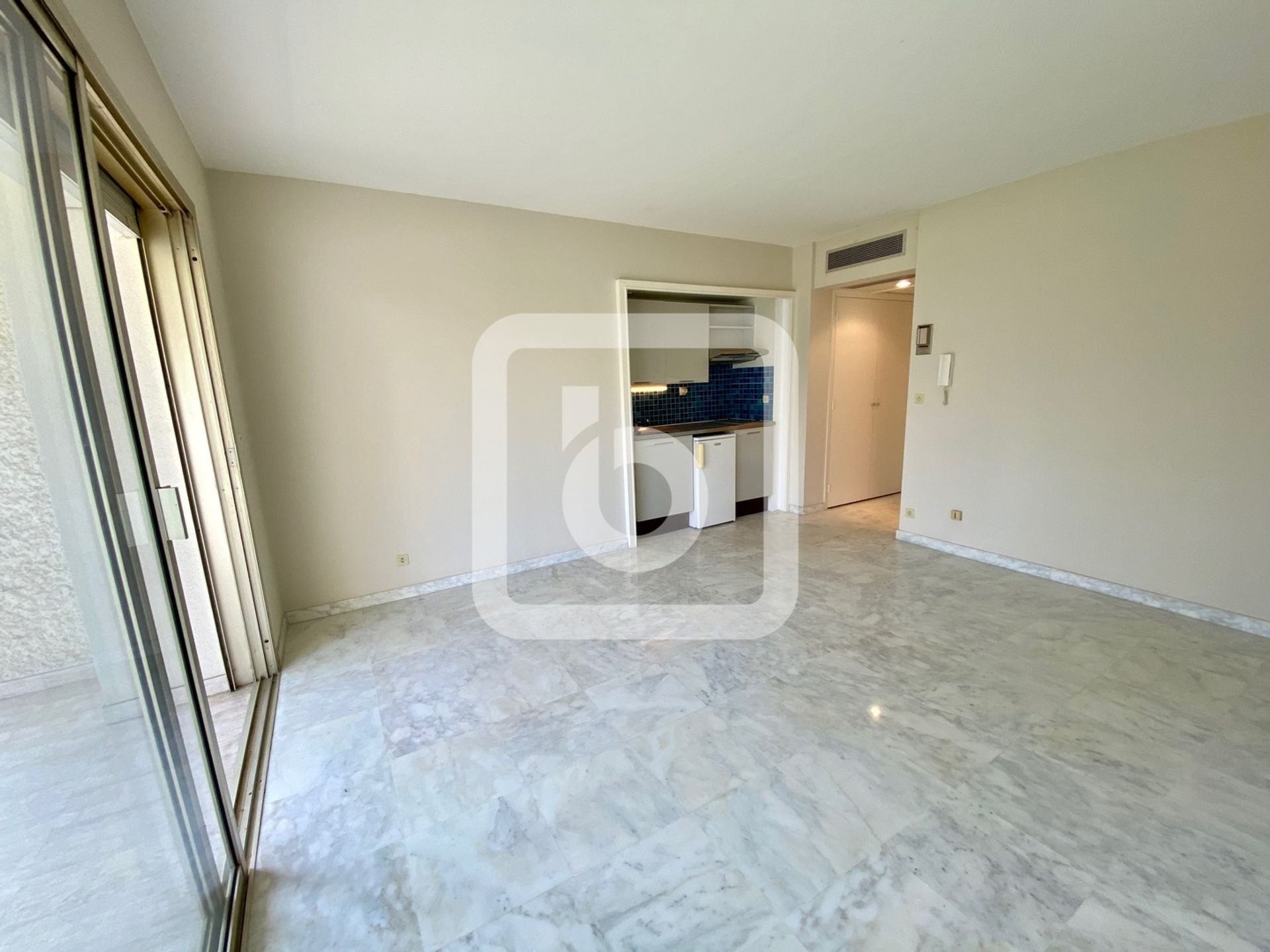 Condominio nel Juan-les-Pins, Provenza-Alpi-Costa Azzurra 10050449