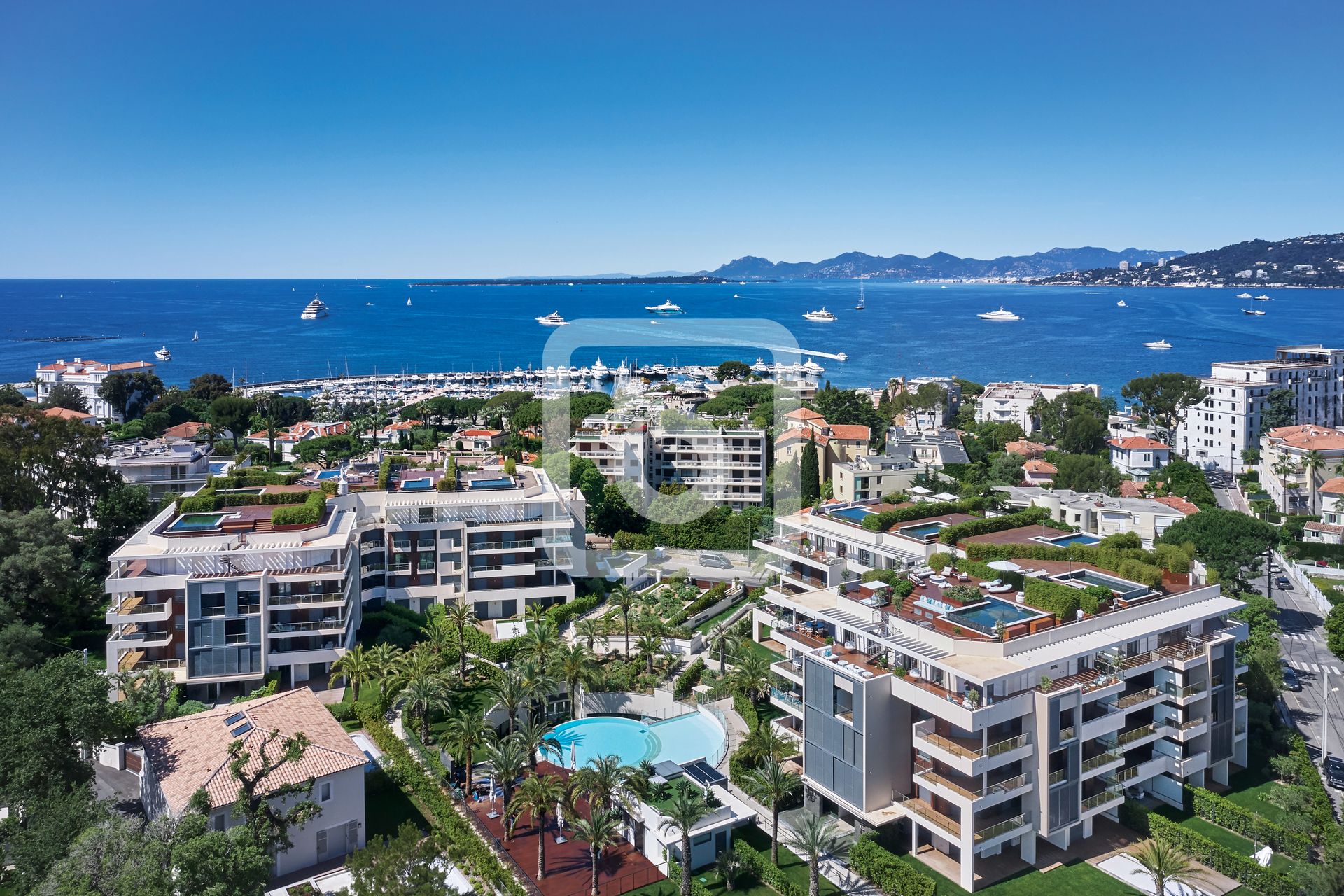 Condominium in Juan-les-Pins, Provence-Alpes-Côte d'Azur 10050536