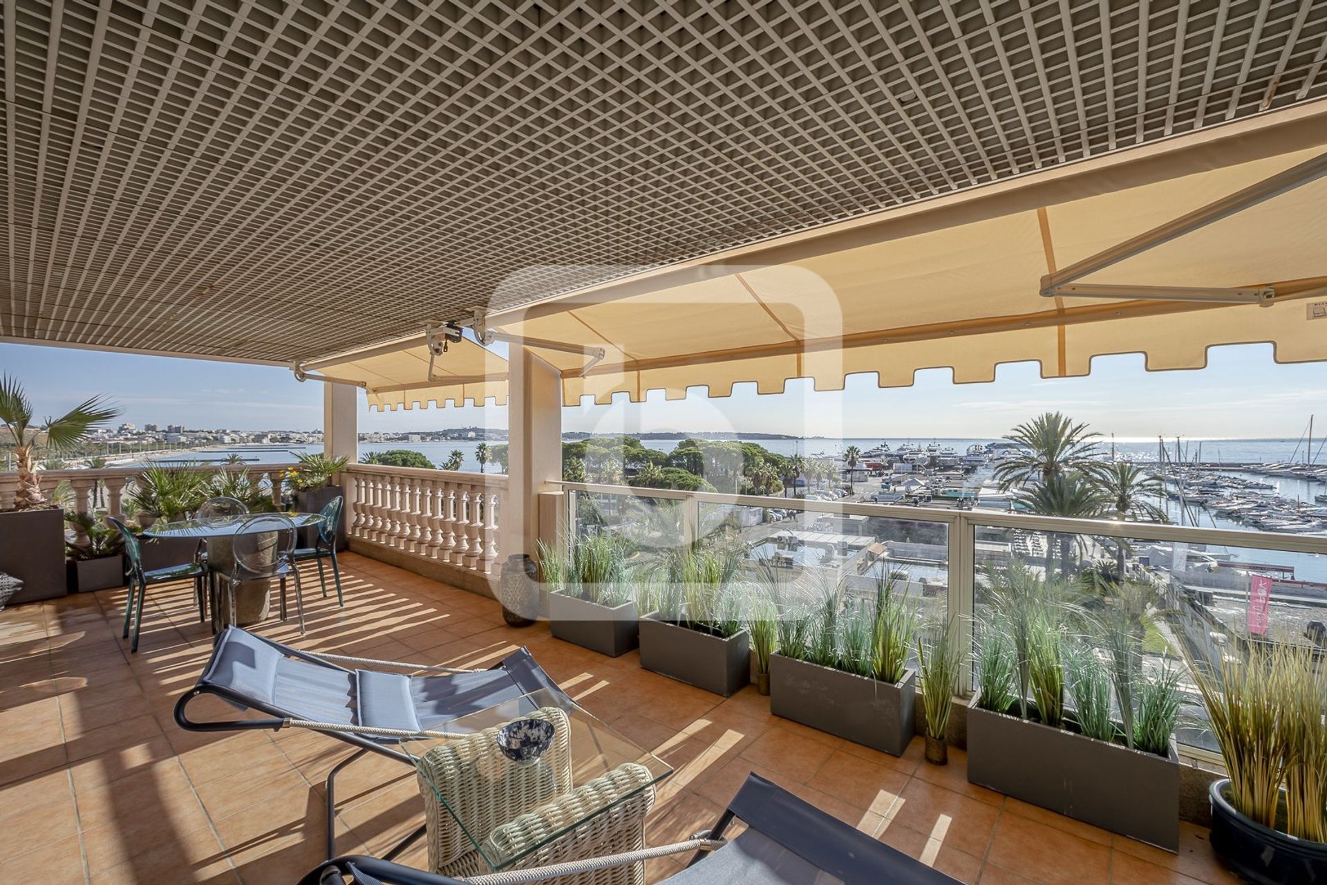 Condominium in Golfe-Juan, Provence-Alpes-Cote d'Azur 10050794