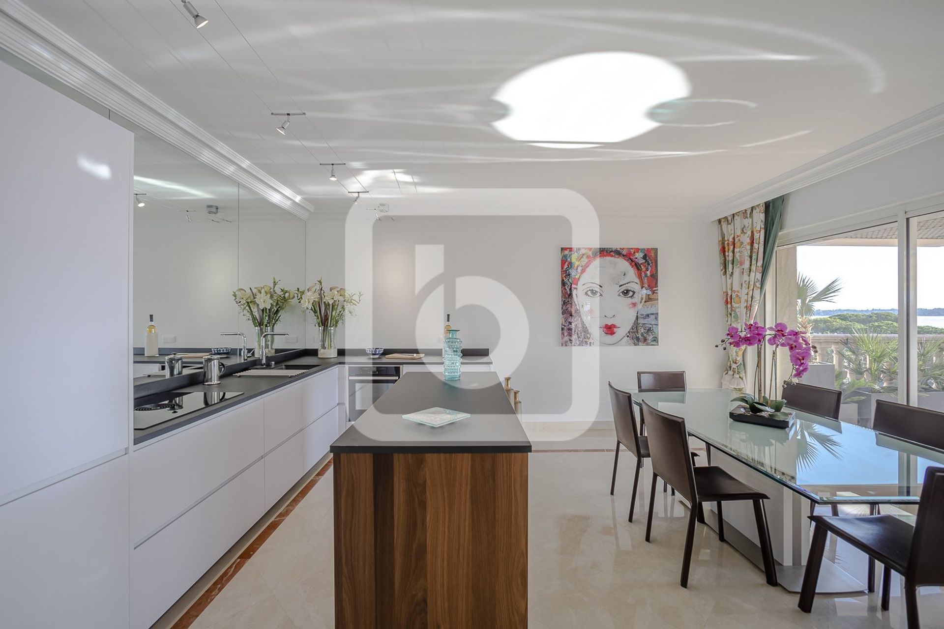 Condominium dans Golfe-Juan, Provence-Alpes-Cote d'Azur 10050794