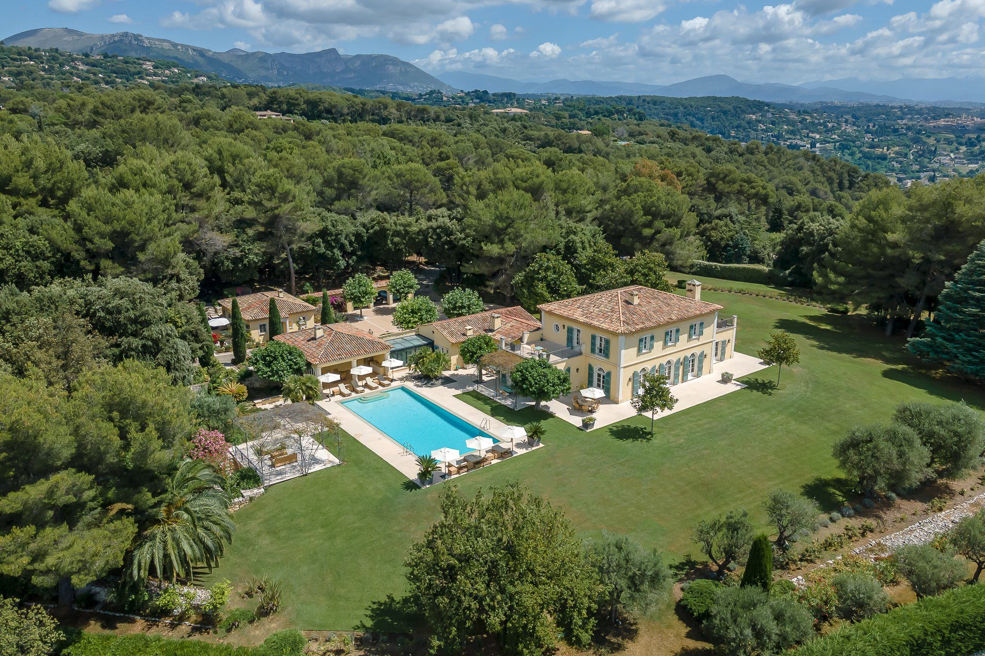 Talo sisään La Colle-sur-Loup, Provence-Alpes-Cote d'Azur 10053855