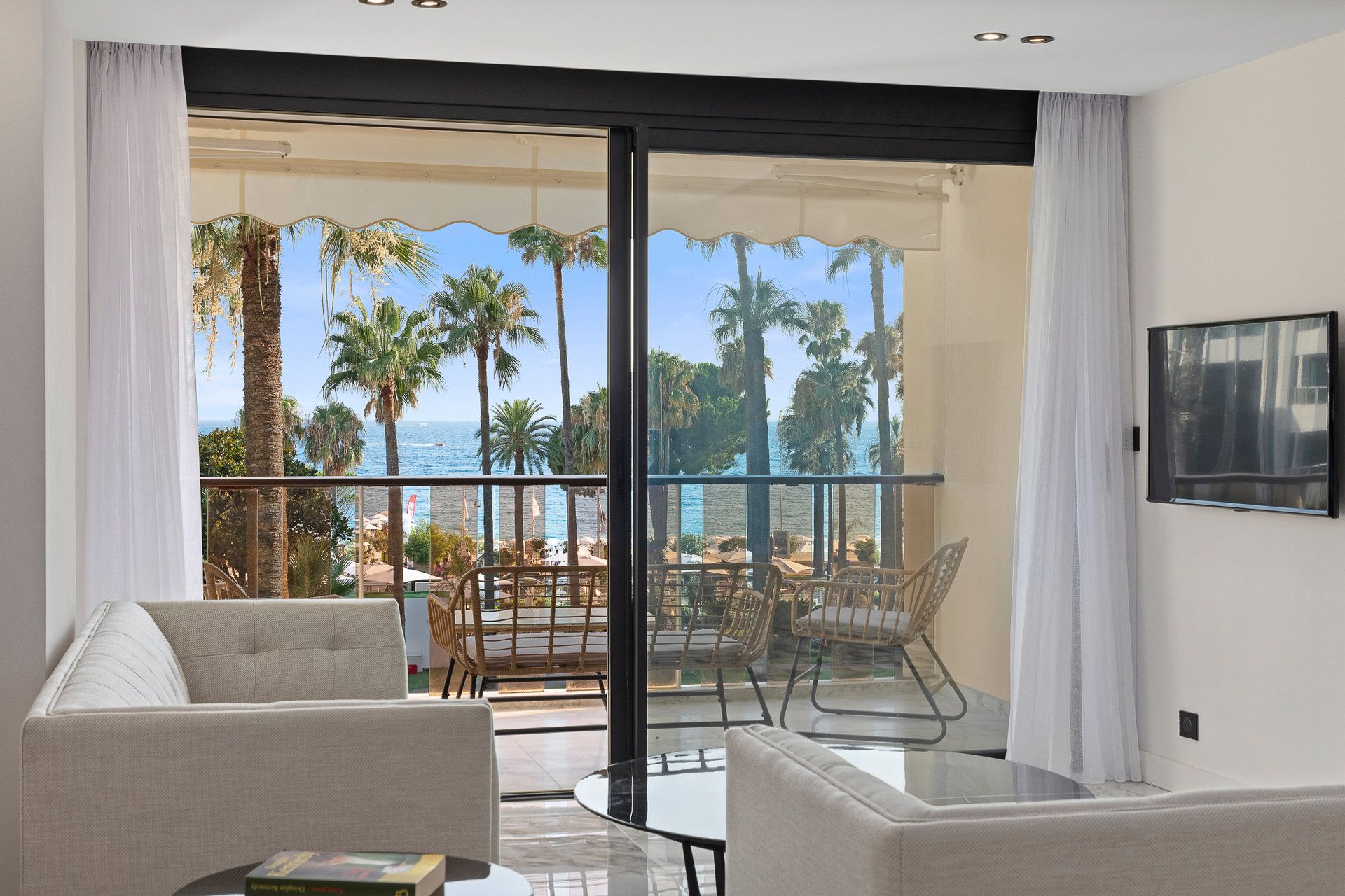 Condominium in Cannes, Provence-Alpes-Cote d'Azur 10053980