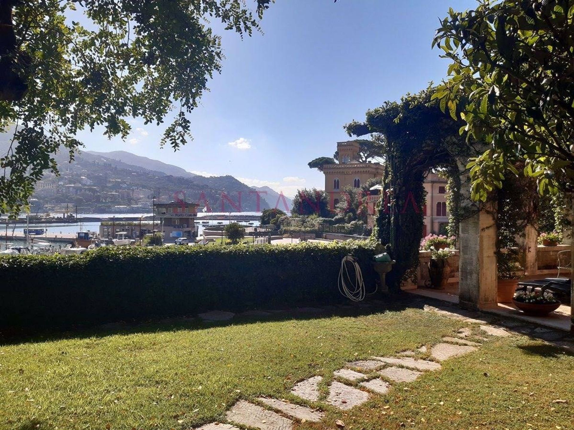 Condominium in Rapallo,  10054140