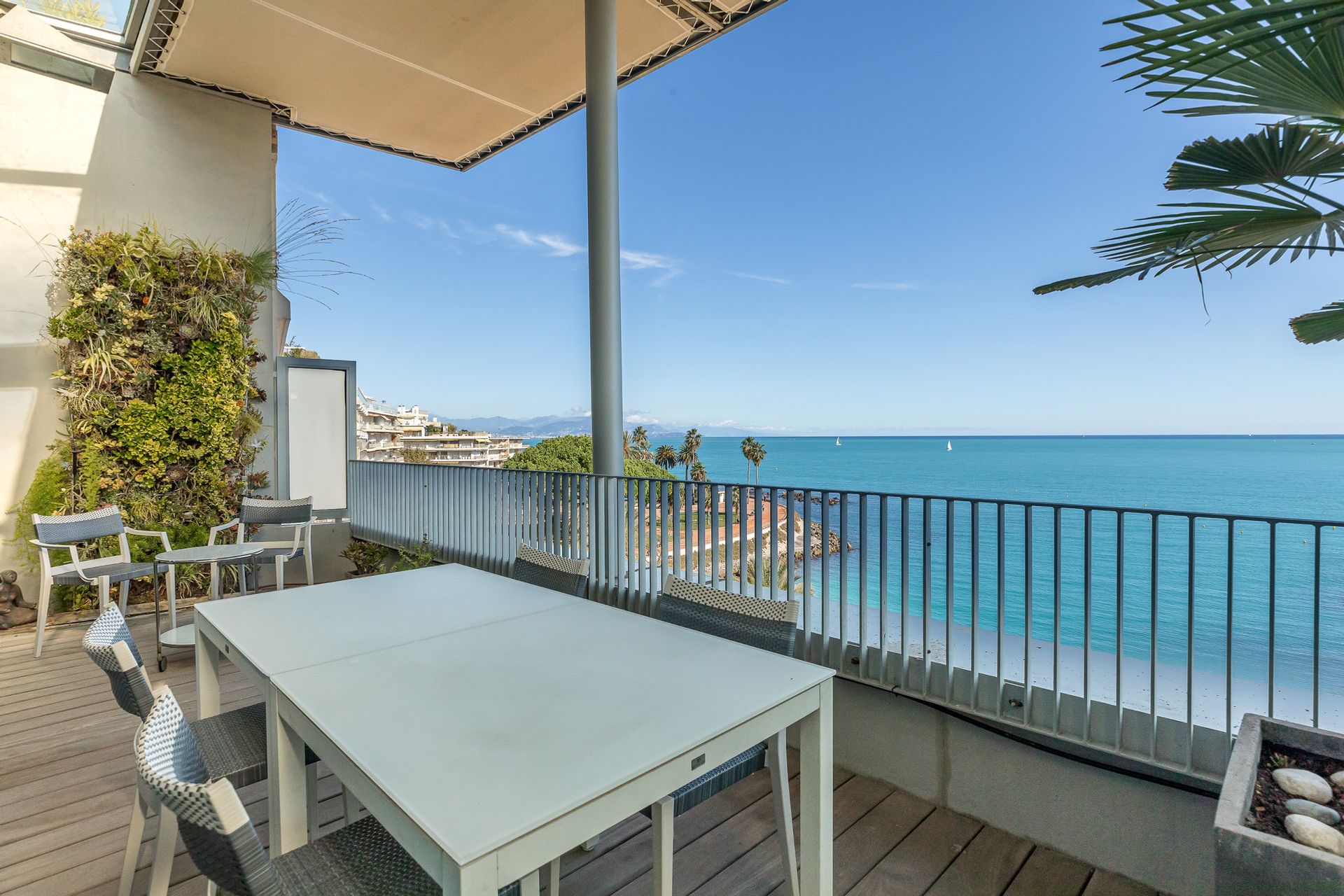 Condominium in Juan-les-Pins, Provence-Alpes-Côte d'Azur 10055175