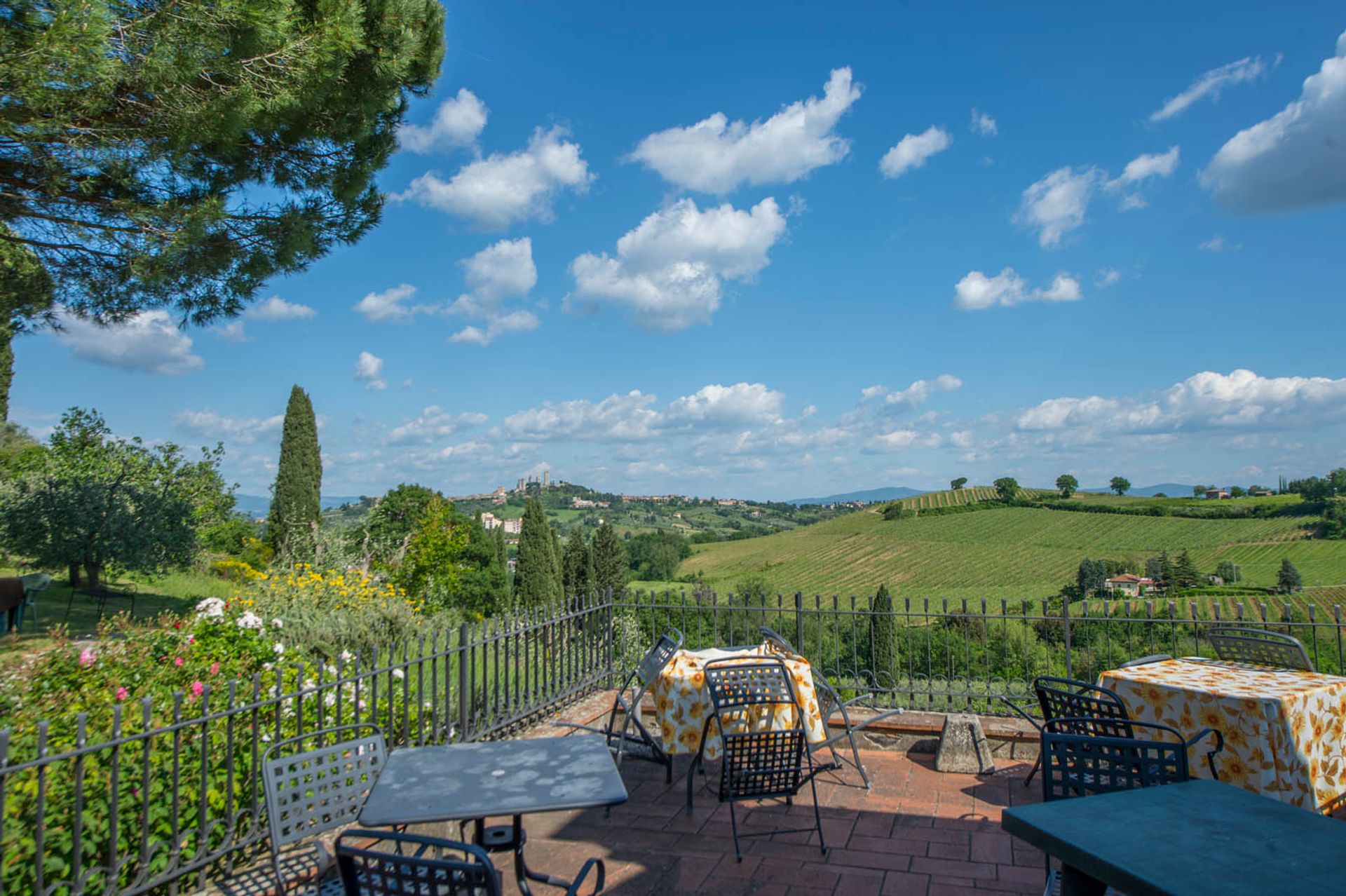 آخر في San Gimignano, Siena 10058264