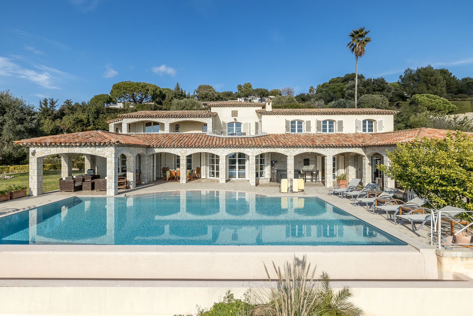 House in La Colle-sur-Loup, Provence-Alpes-Cote d'Azur 10062000